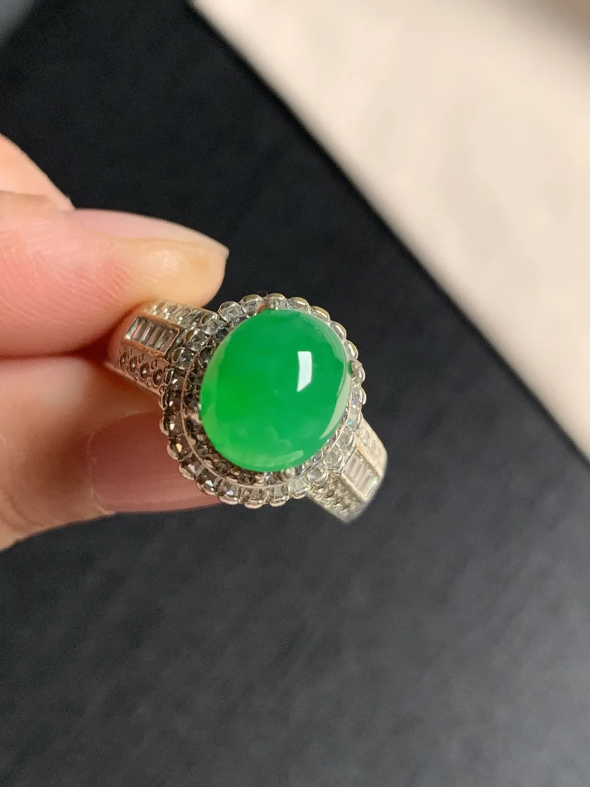 冰阳绿馒头戒面
无纹裂，种好色好品相好，色泽艳丽纯正，质地细腻水灵饱满圆润