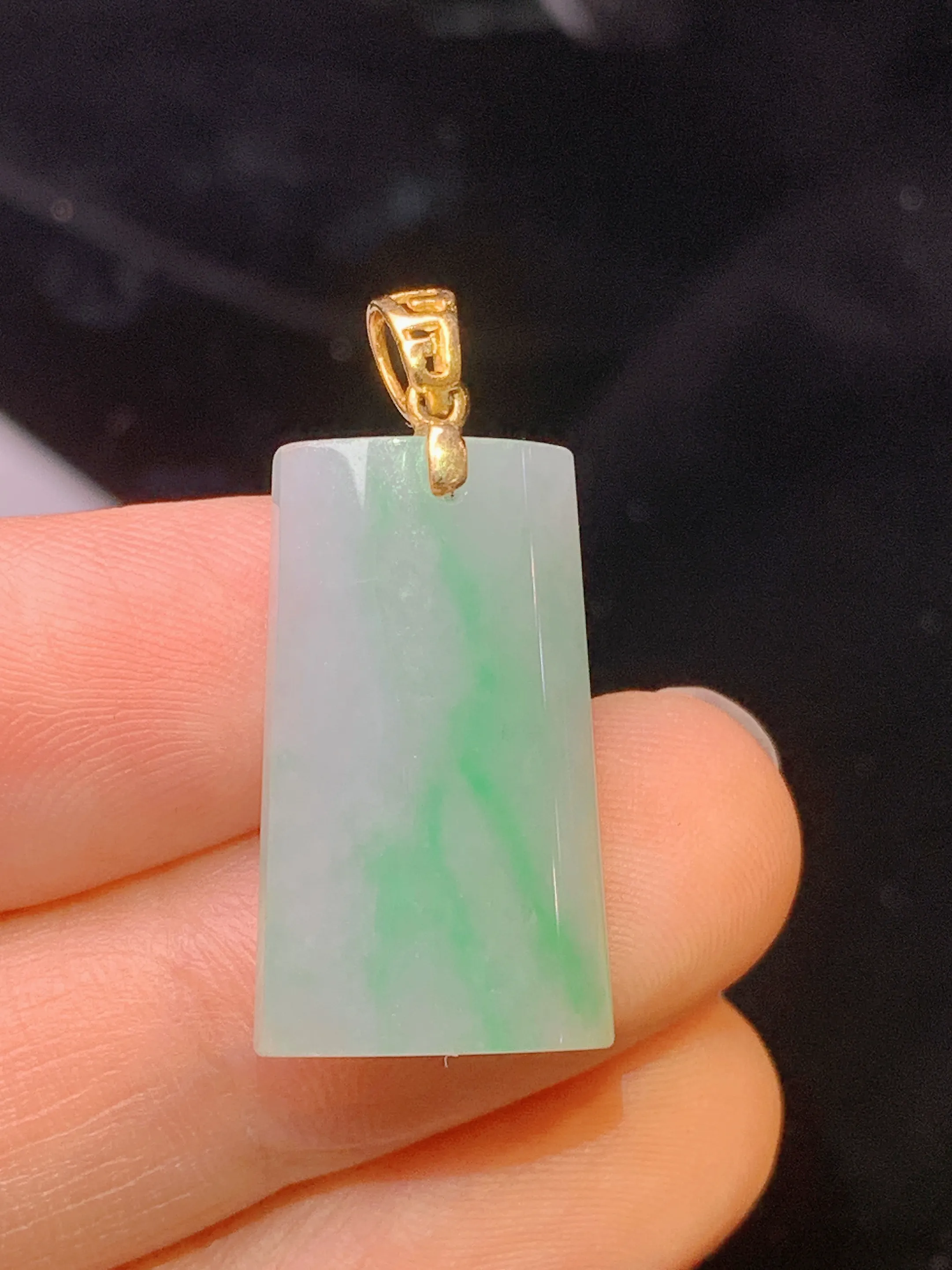 18k金镶嵌飘绿无事牌吊坠 玉质细腻 色泽艳丽清新 整体尺寸28.6*13.2*5.2