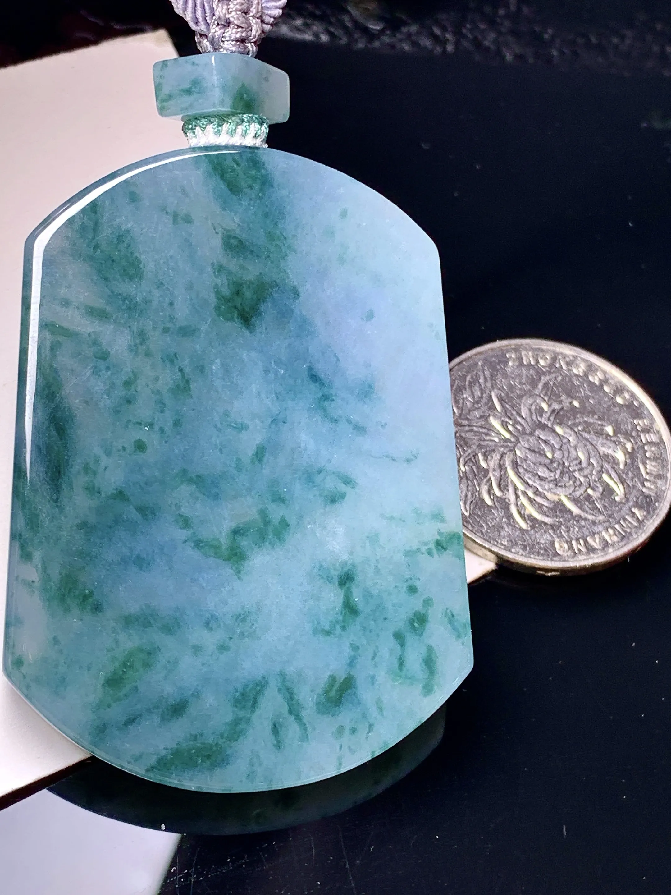 飘花无事牌吊坠 玉质细腻 色泽艳丽 整体尺寸53*38.2*6