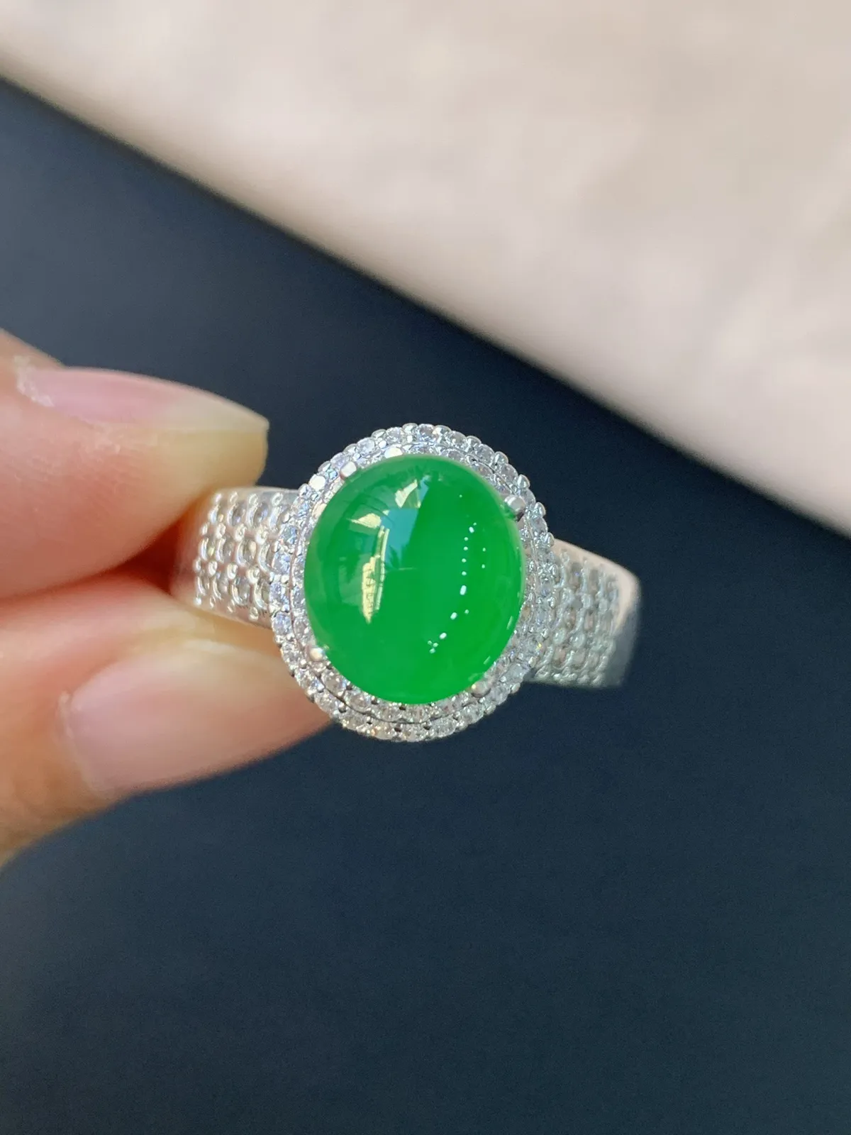 冰种正阳绿馒头戒面
无纹裂，种好色好品相好，正阳绿色泽艳丽纯正，老坑种冰透水灵饱满圆润