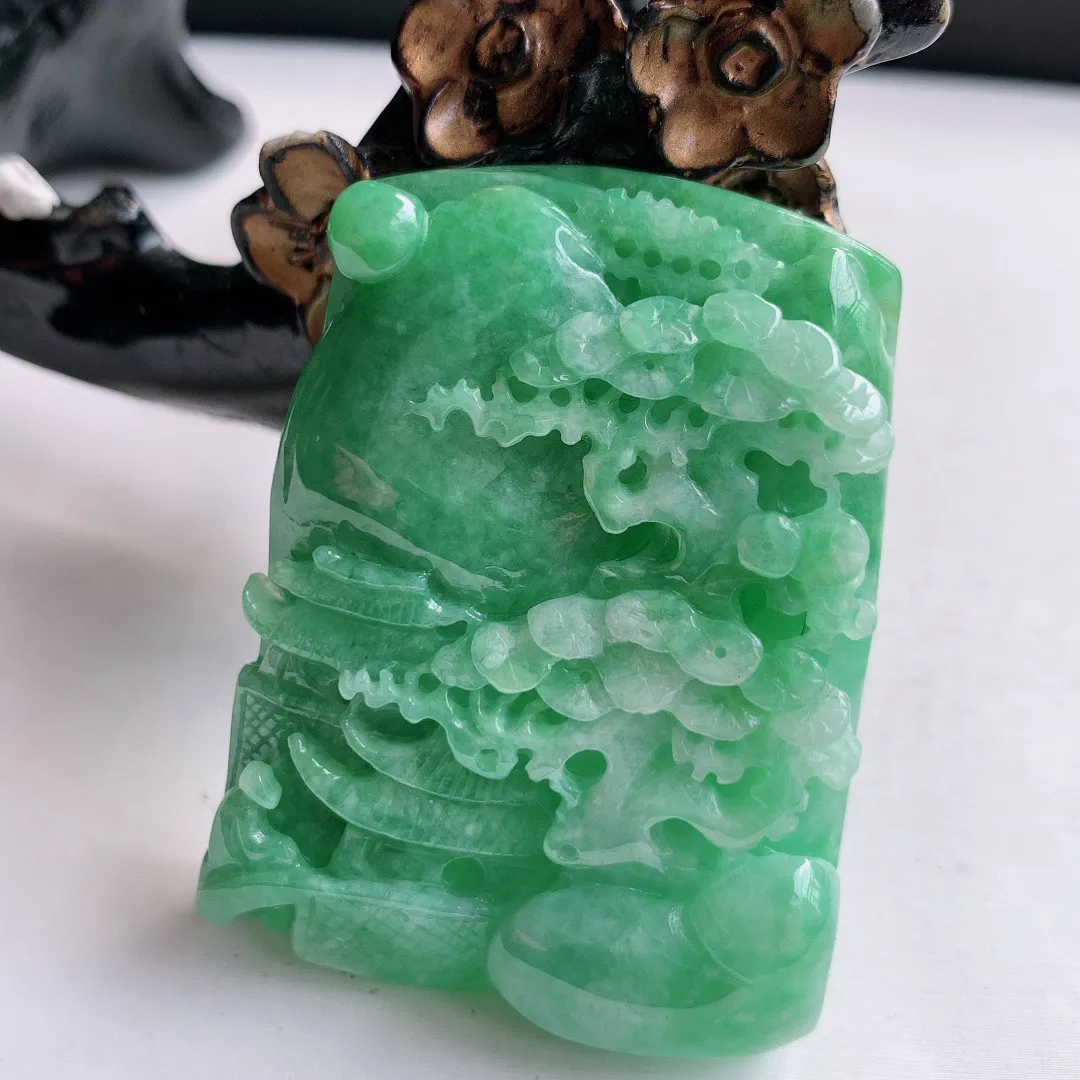 冰润满绿翡翠山水牌吊坠 寓意“常青、背靠大山、水（财）长流 平安之意”生机盎然的翠意，一眼既心醉 ，雕工精致， 佩戴效果优雅迷人！#881.1尺寸53*40*13