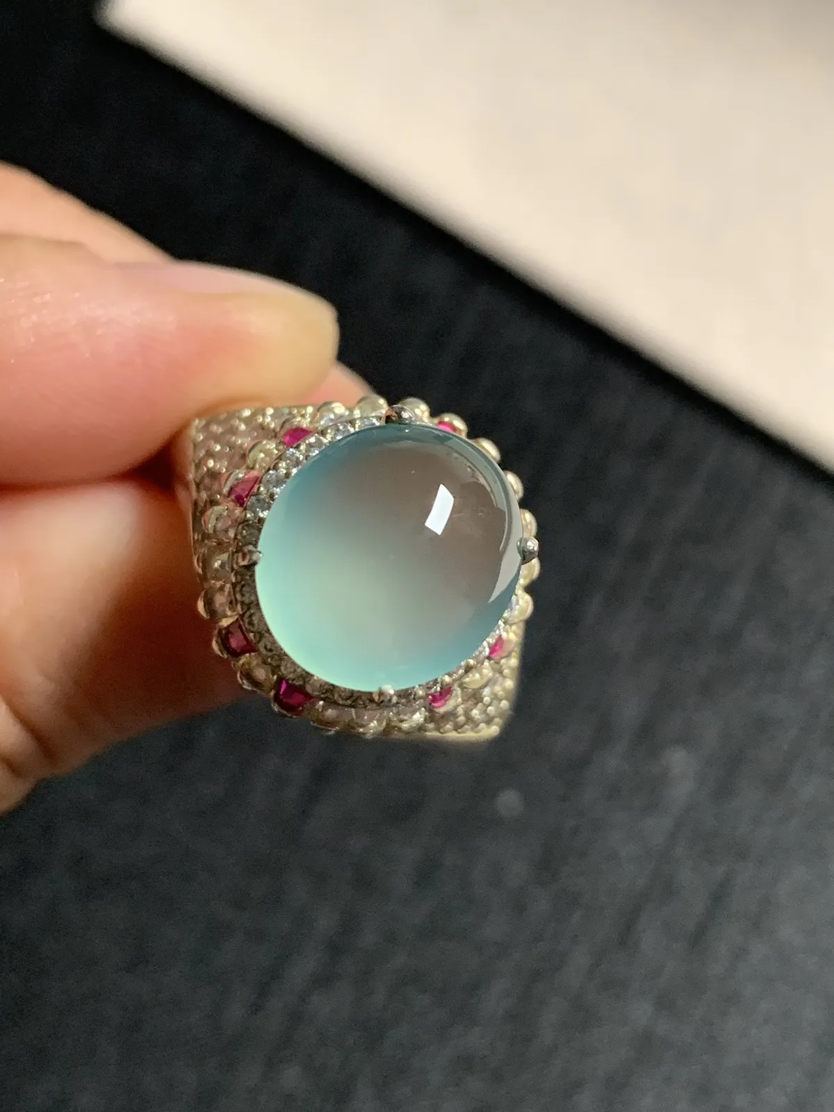 冰种天空蓝戒面
无纹裂，种好色美品相好，颜色鲜艳漂亮，老坑种冰透水灵质地细腻纯净饱满