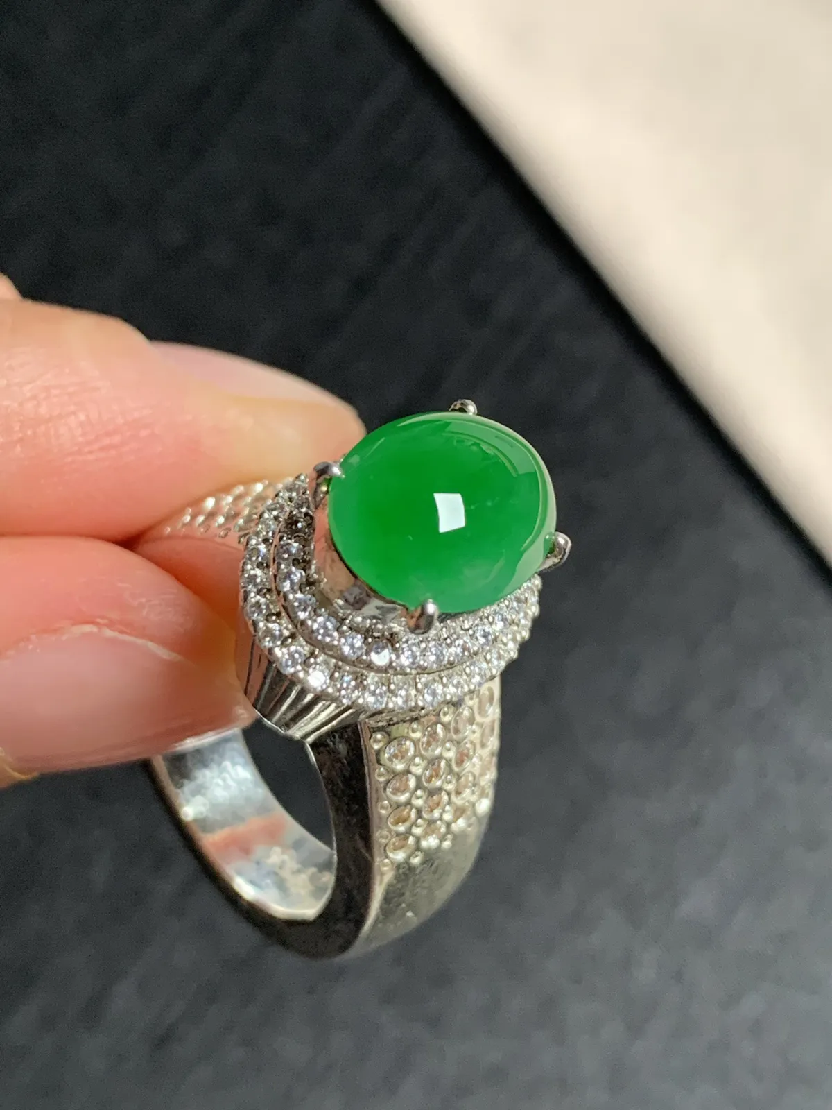 冰种辣阳绿戒面
无纹裂，种好色好品相好，辣阳绿色泽浓郁艳丽，老坑种冰透水灵