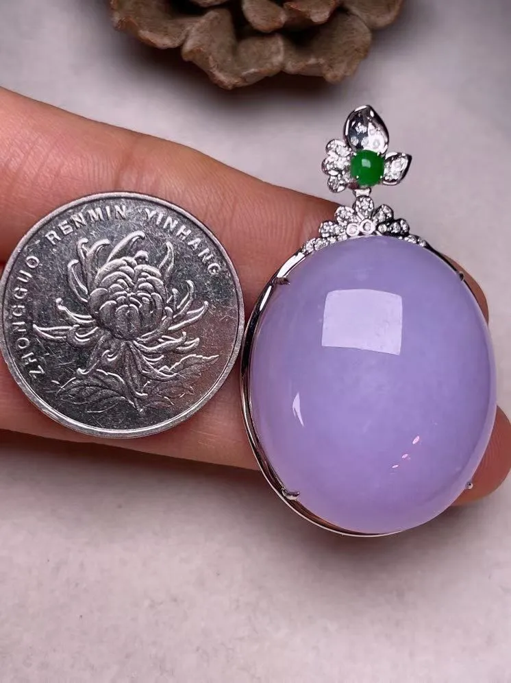 冰糯种紫罗兰鸽子蛋吊坠、真金真钻镶嵌，种水好，玉质细腻 .裸石尺寸30.2*25.5