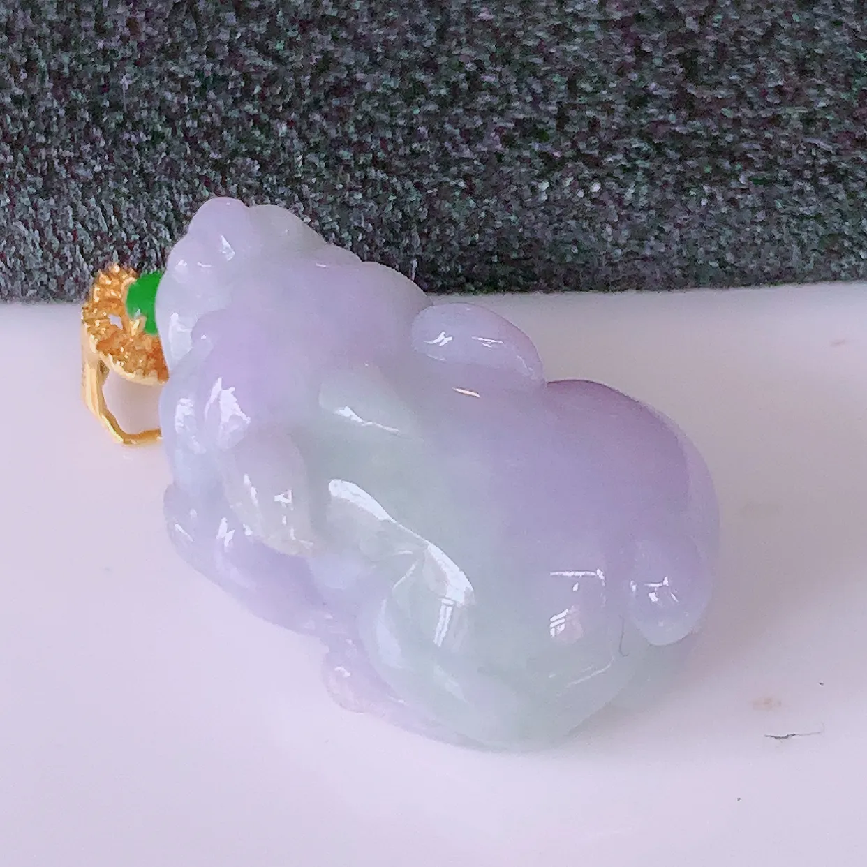 自然光实拍，18k金镶嵌冰润紫罗兰翡翠招财貔貅吊坠，沁人心脾，精致典雅的设计，为佩戴者，增添色彩，送礼自留都是佳品选择！#021.1整体27裸石21-12-10.5mm