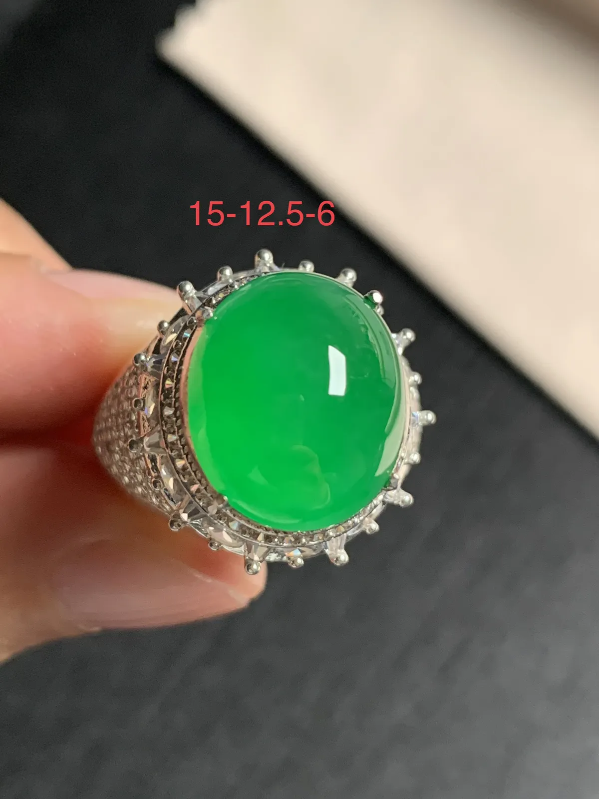 高冰阳绿馒头戒面
无纹裂，种好色好品相好，高品质戒面