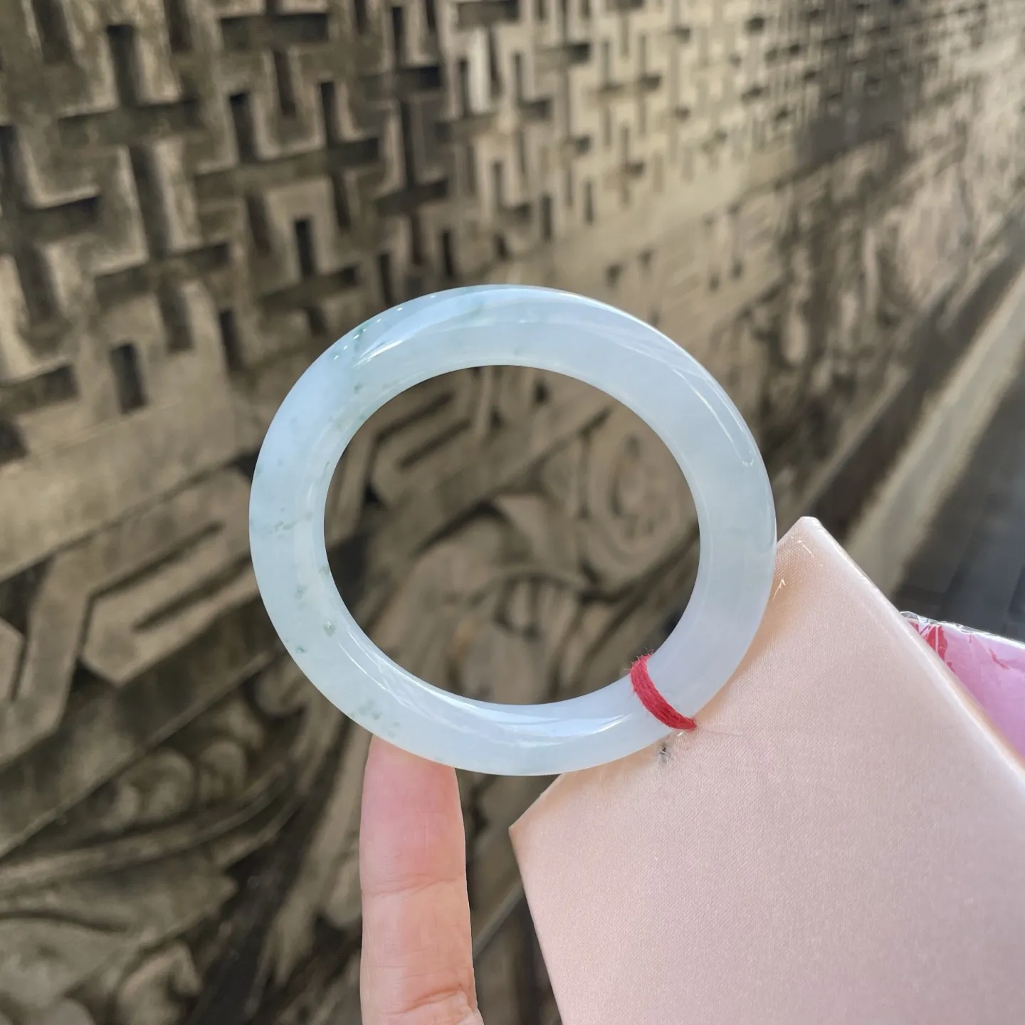 54圆条，飘花，
清辉漫染玉镯环，飘花点点映流光，皓腕携来云水闲～