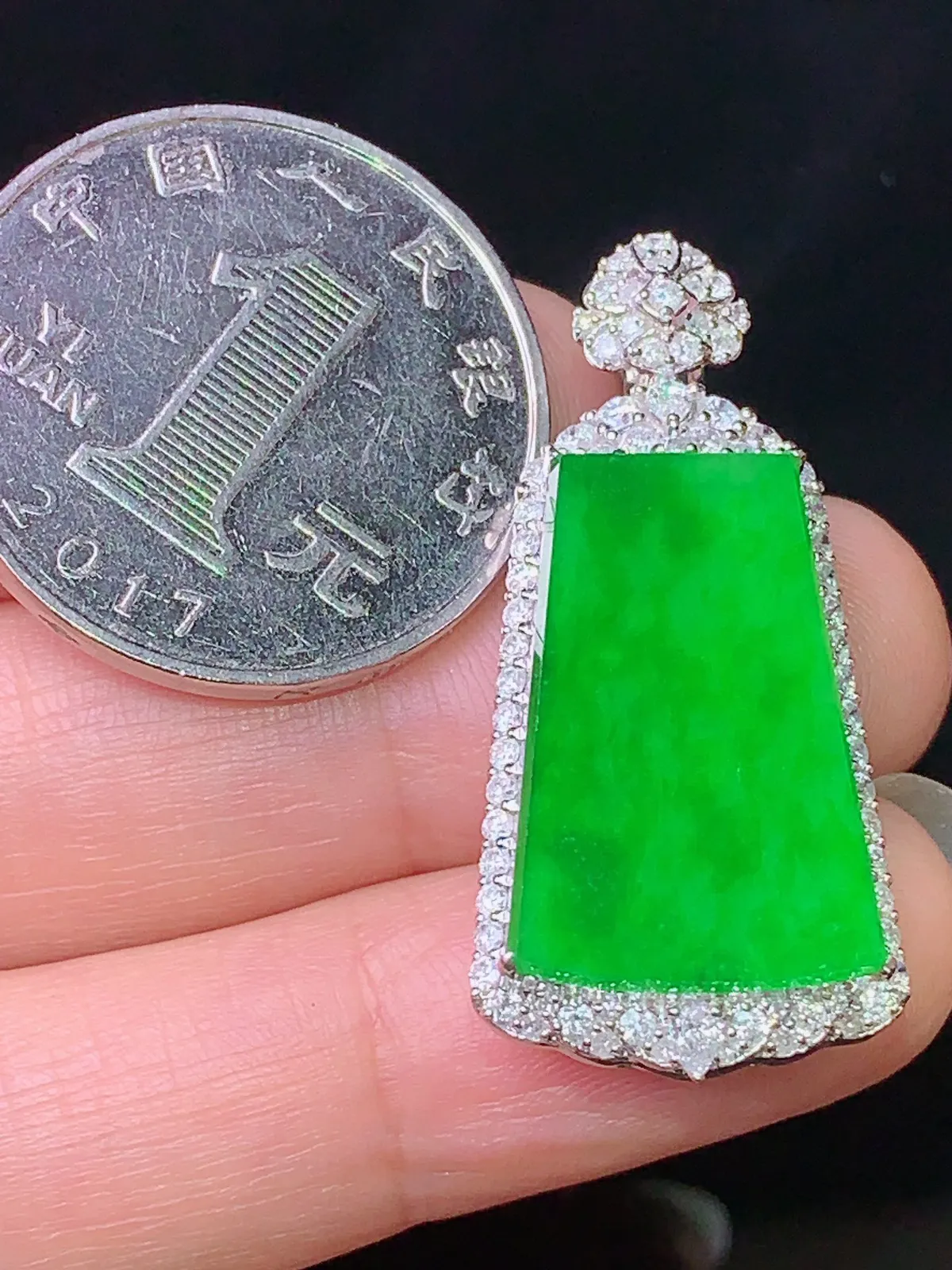 18k金钻镶嵌翠绿无事牌吊坠 玉质细腻 色泽艳丽  整体尺寸35.5*16.1*7.7