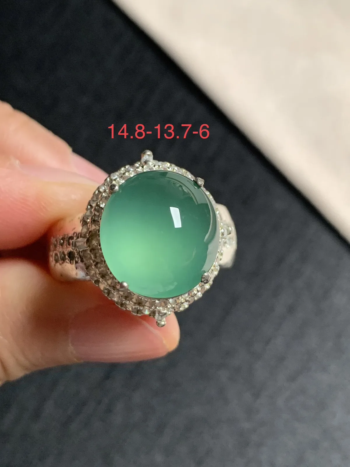 高冰湖水蓝馒头戒面
无纹裂，种好色美品相好，颜色鲜艳漂亮，老坑种冰透水灵饱满圆润