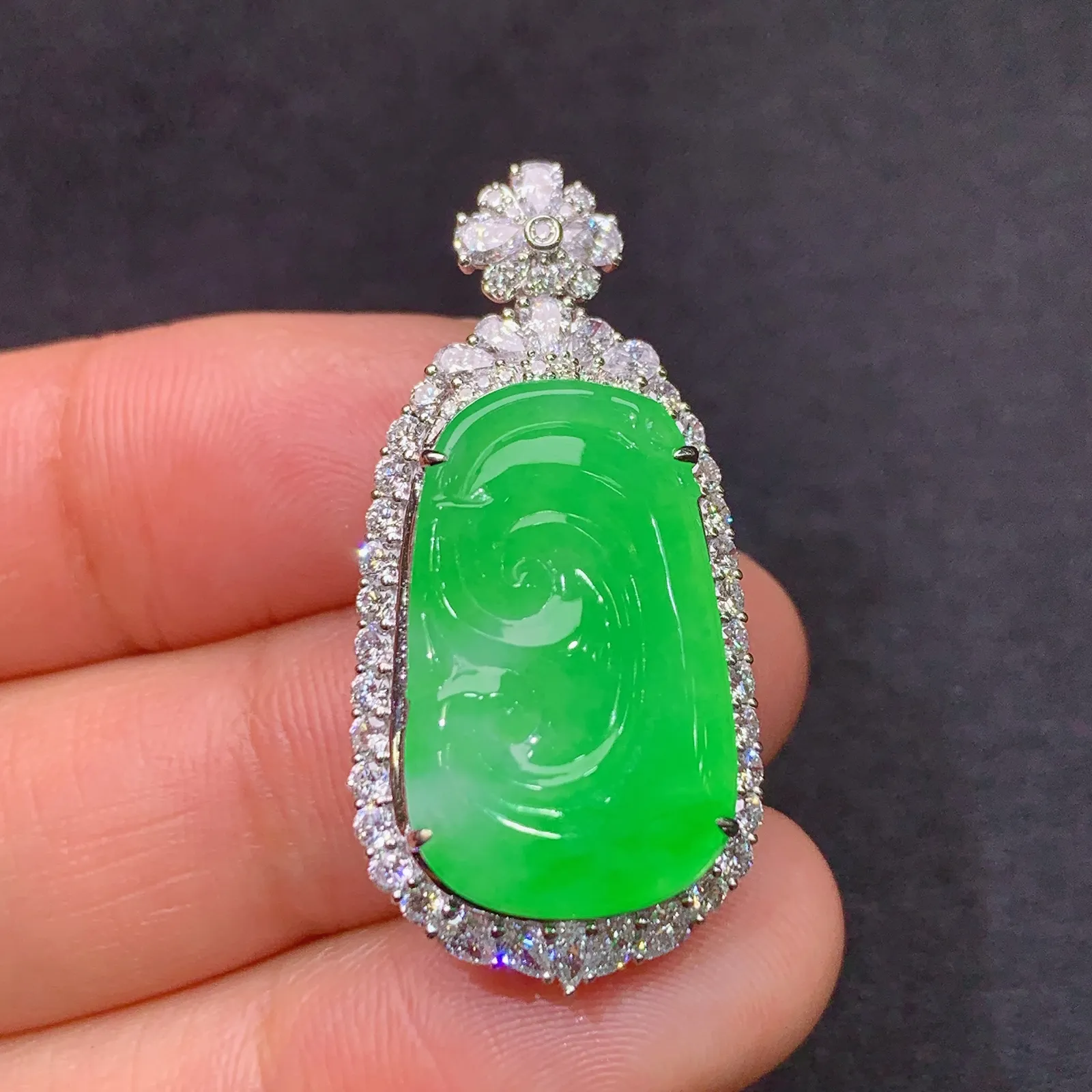 阳绿如意吊坠，18k金镶嵌，冰润色阳，玉质细腻，种水足，B1 尺寸33.6*16.5*8.3