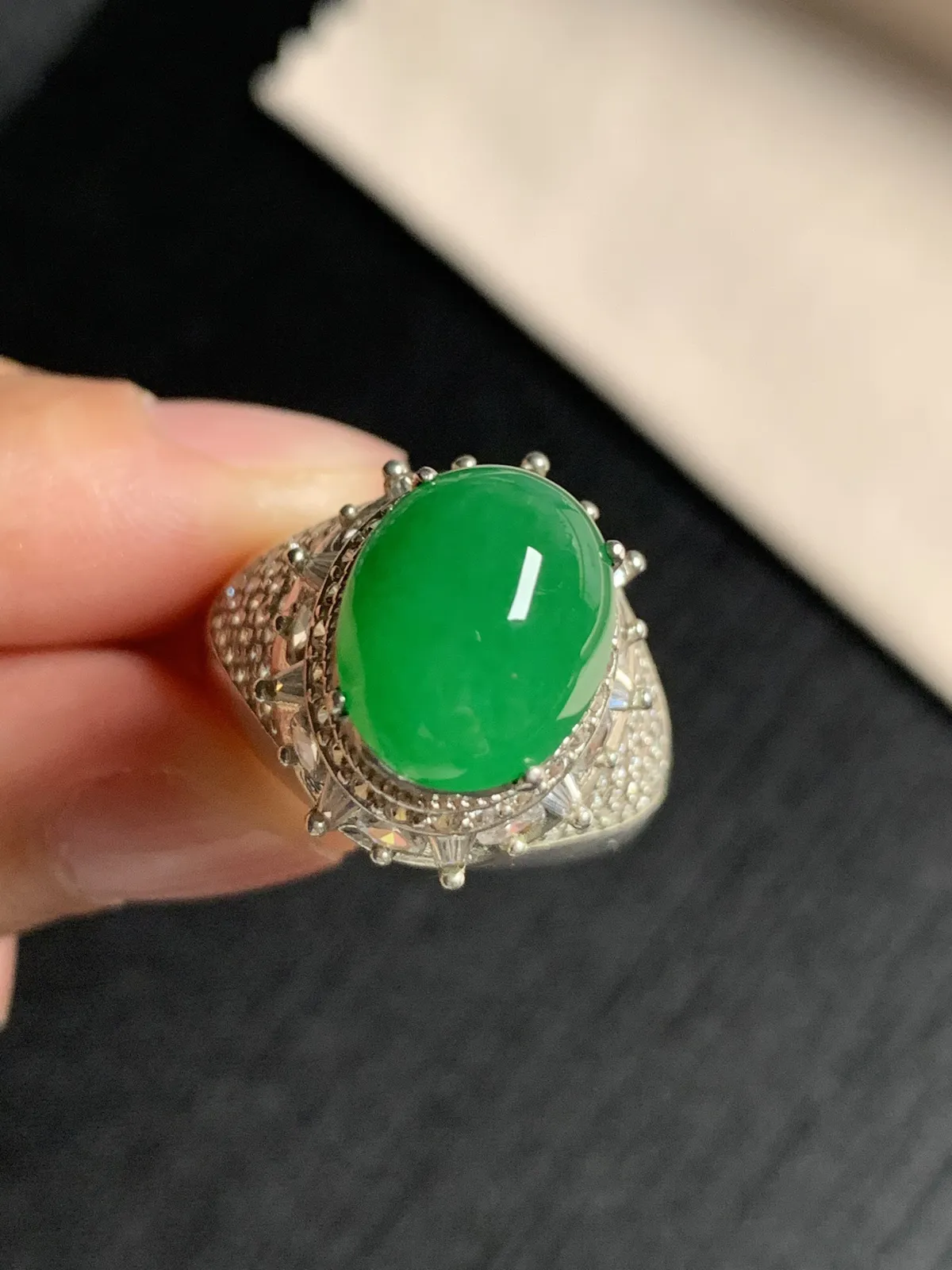 冰润阳绿馒头戒面
无纹裂，种好色好品相好，色泽艳丽明亮，质地细腻水灵饱满圆润