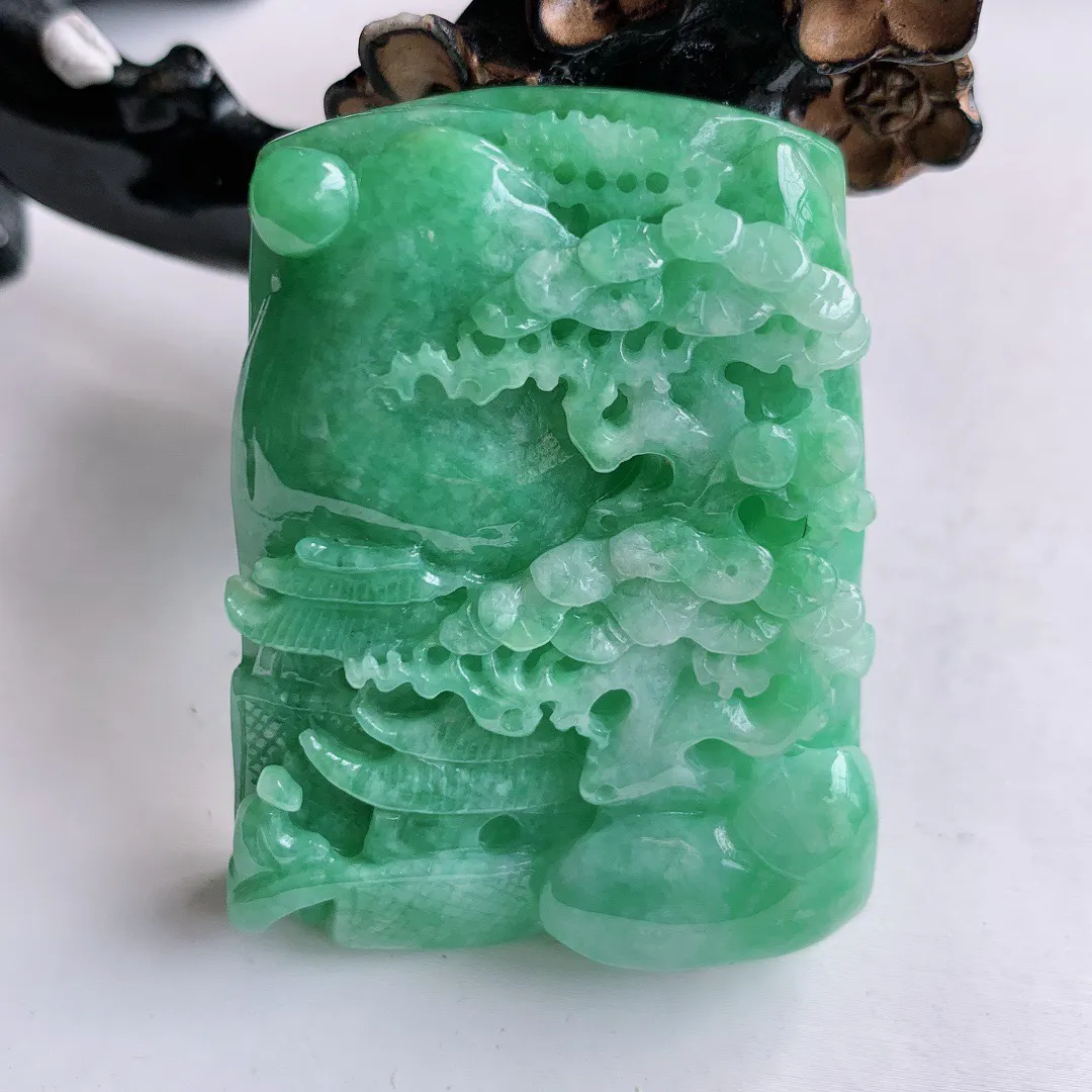 冰润满绿翡翠山水牌吊坠 寓意“常青、背靠大山、水（财）长流 平安之意”生机盎然的翠意，一眼既心醉 ，雕工精致， 佩戴效果优雅迷人！#881.1尺寸53*40*13