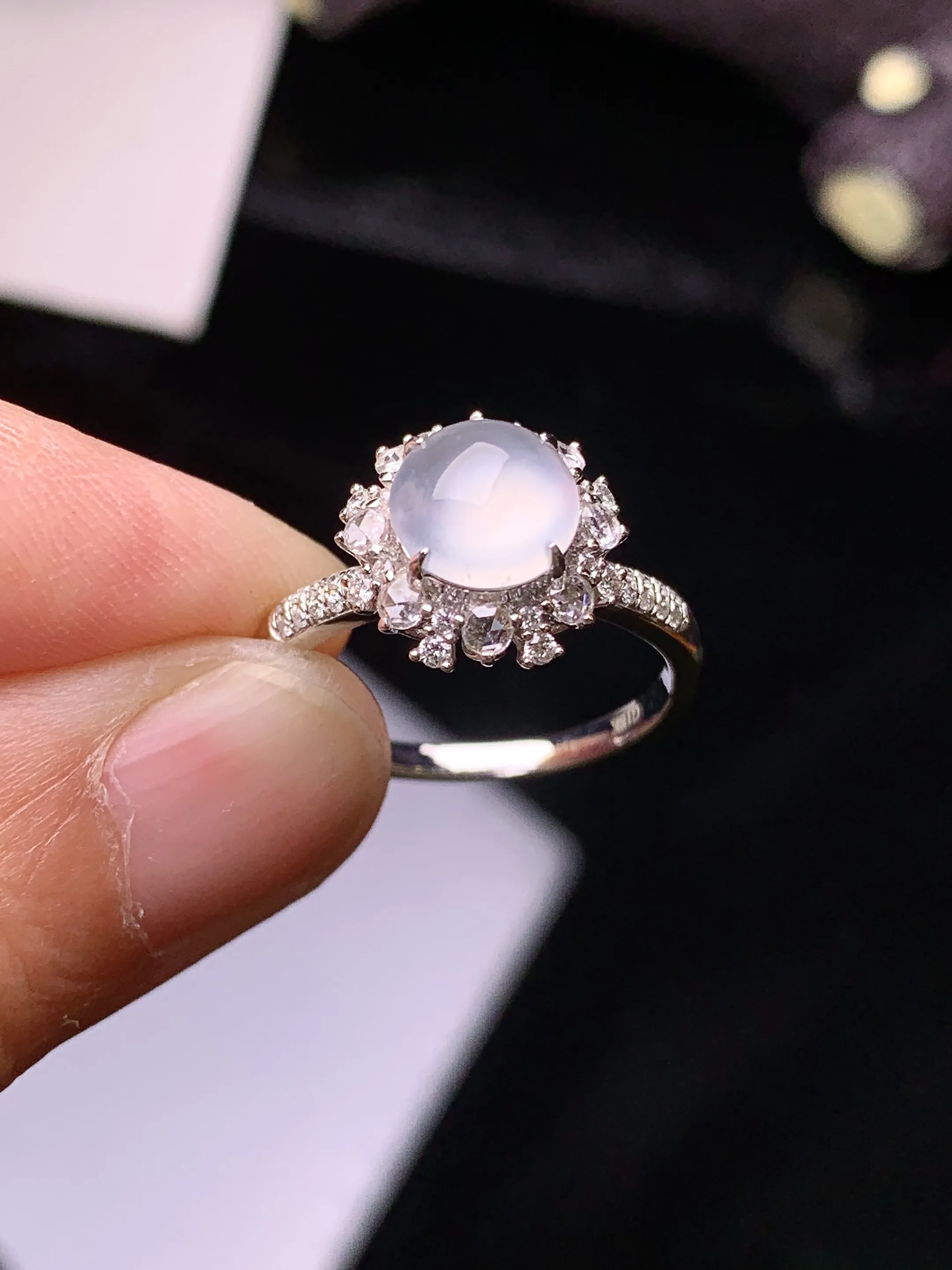 18k金钻镶嵌冰种蛋面戒指 玉质细腻 色泽艳丽清新 圈口13 整体尺寸11.3*8.8