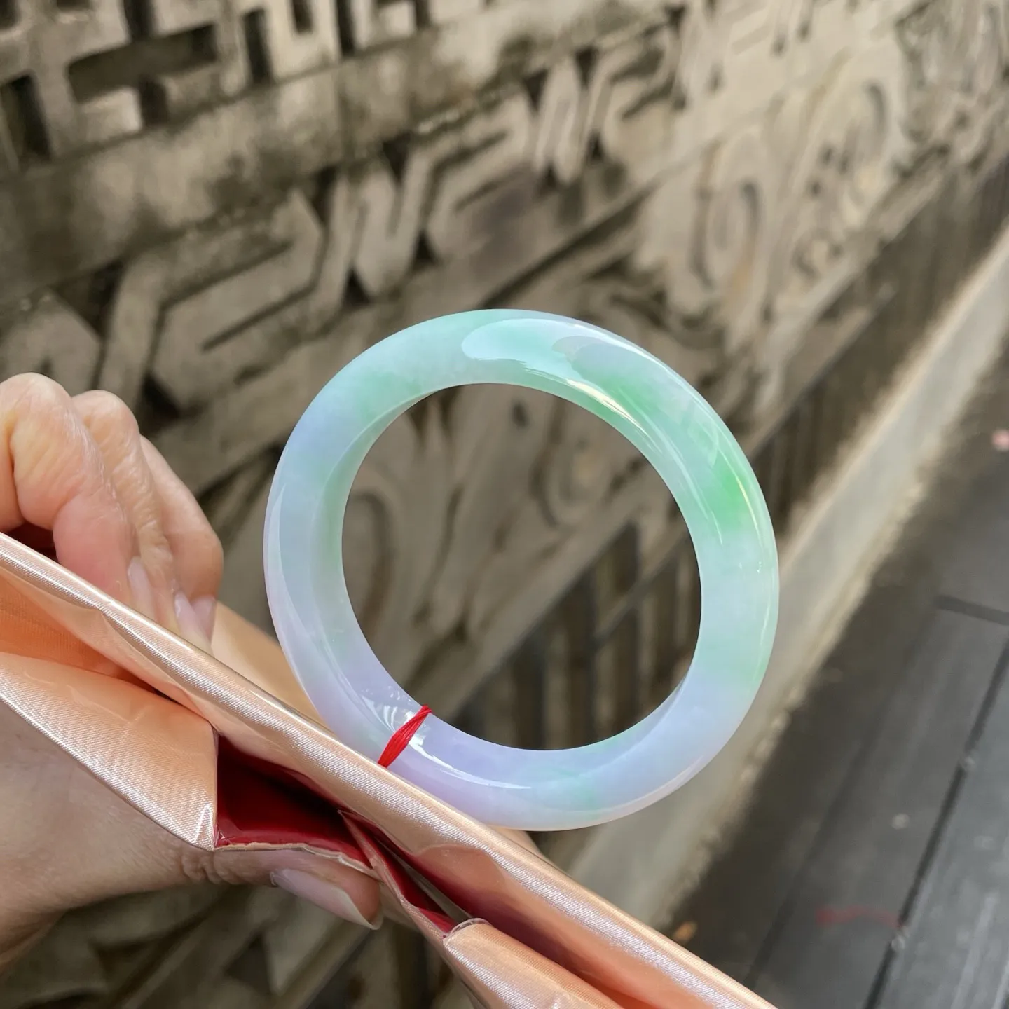 55圈口，春彩，
春樱粉紫揉着新柳嫩青，这镯翡翠似将春日的紫雾与绿烟凝作环，腕间一戴便拥住了满园春色～