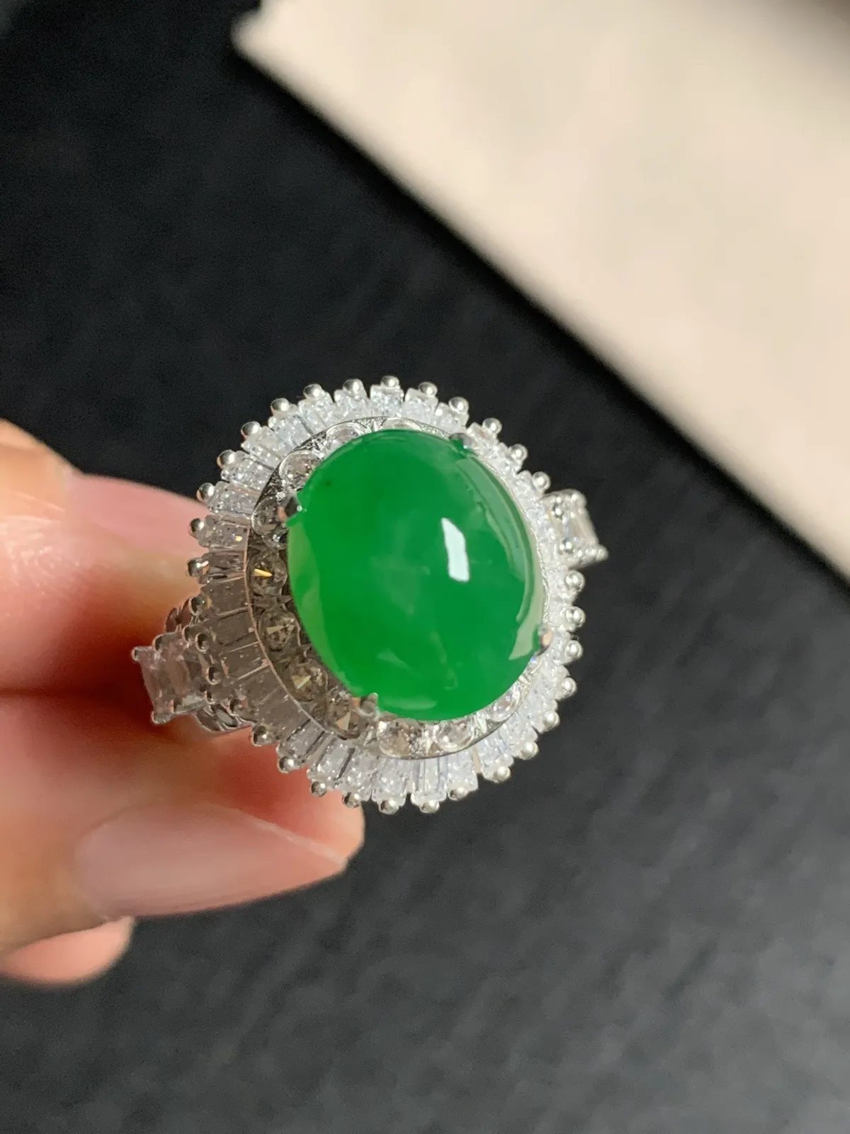 冰润辣阳绿馒头戒面
无纹裂，种好色好品相好，色泽浓郁艳丽，质地细腻水灵饱满圆润