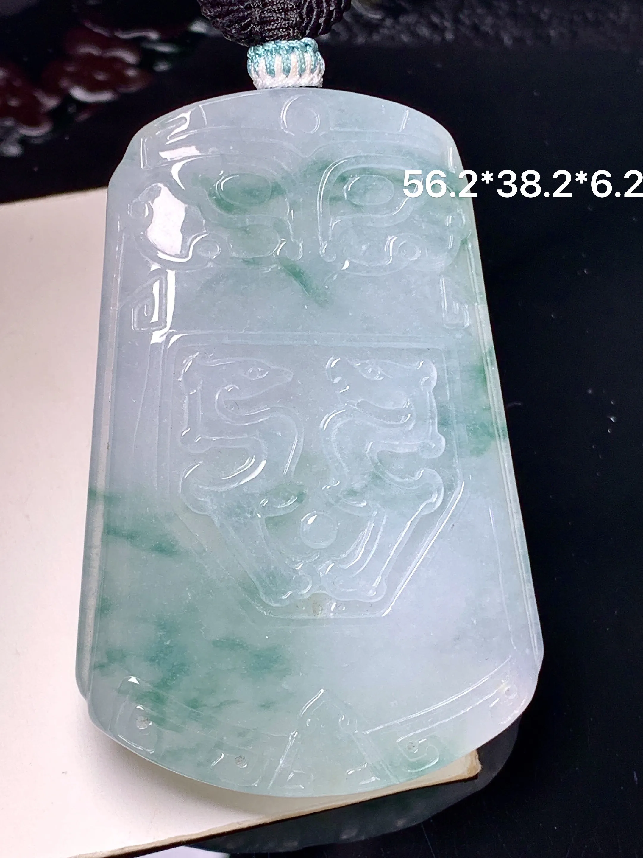 飘花无事牌吊坠 玉质细腻 色泽艳丽清新 整体尺寸56.2*38.2*6.2