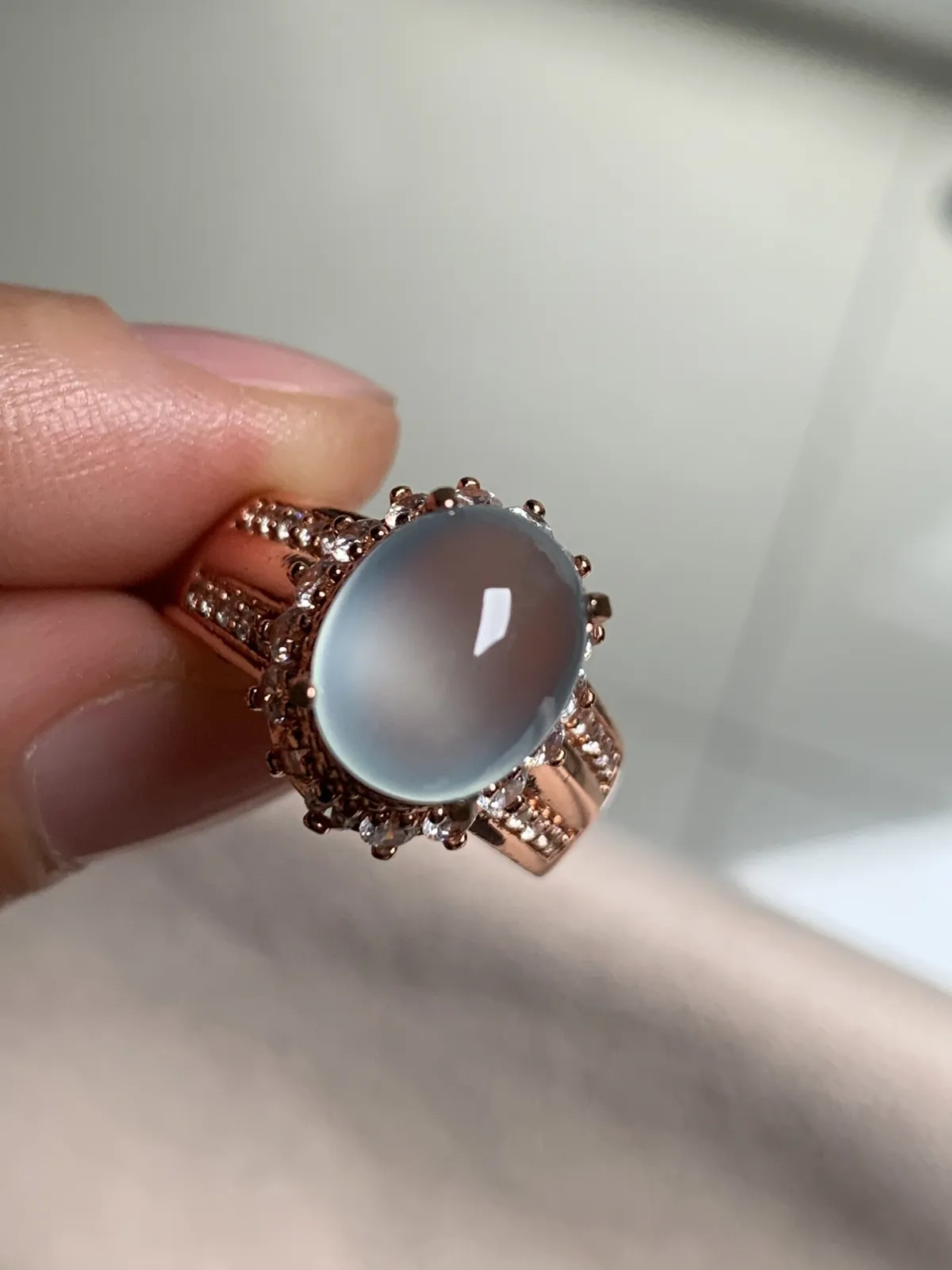 高冰戒面
无纹裂，老坑种强荧光，钢性十足纯净饱满品相