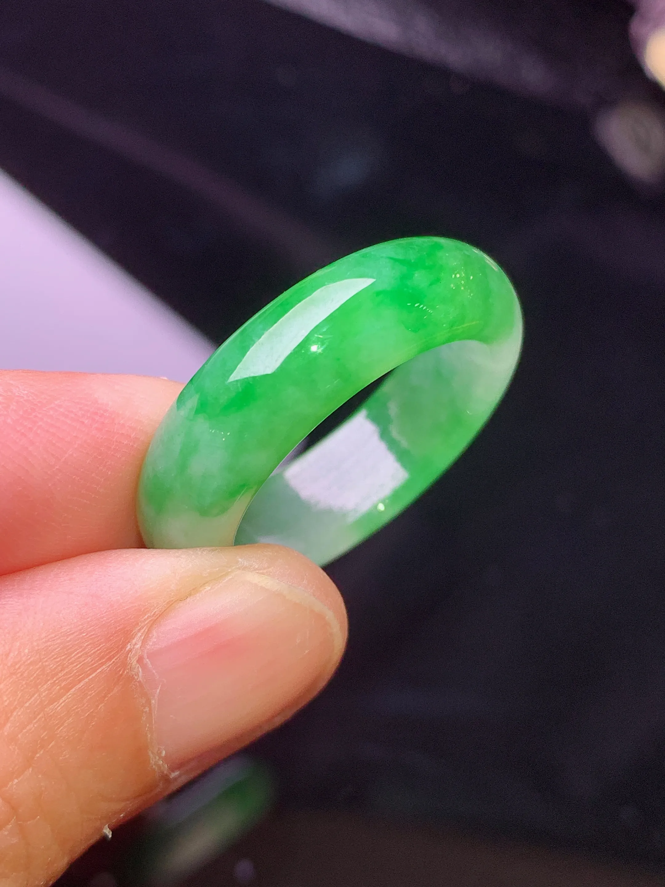 翠绿指环 玉质细腻 色泽艳丽清新 圈口19 整体尺寸26.3*6.7*3.8