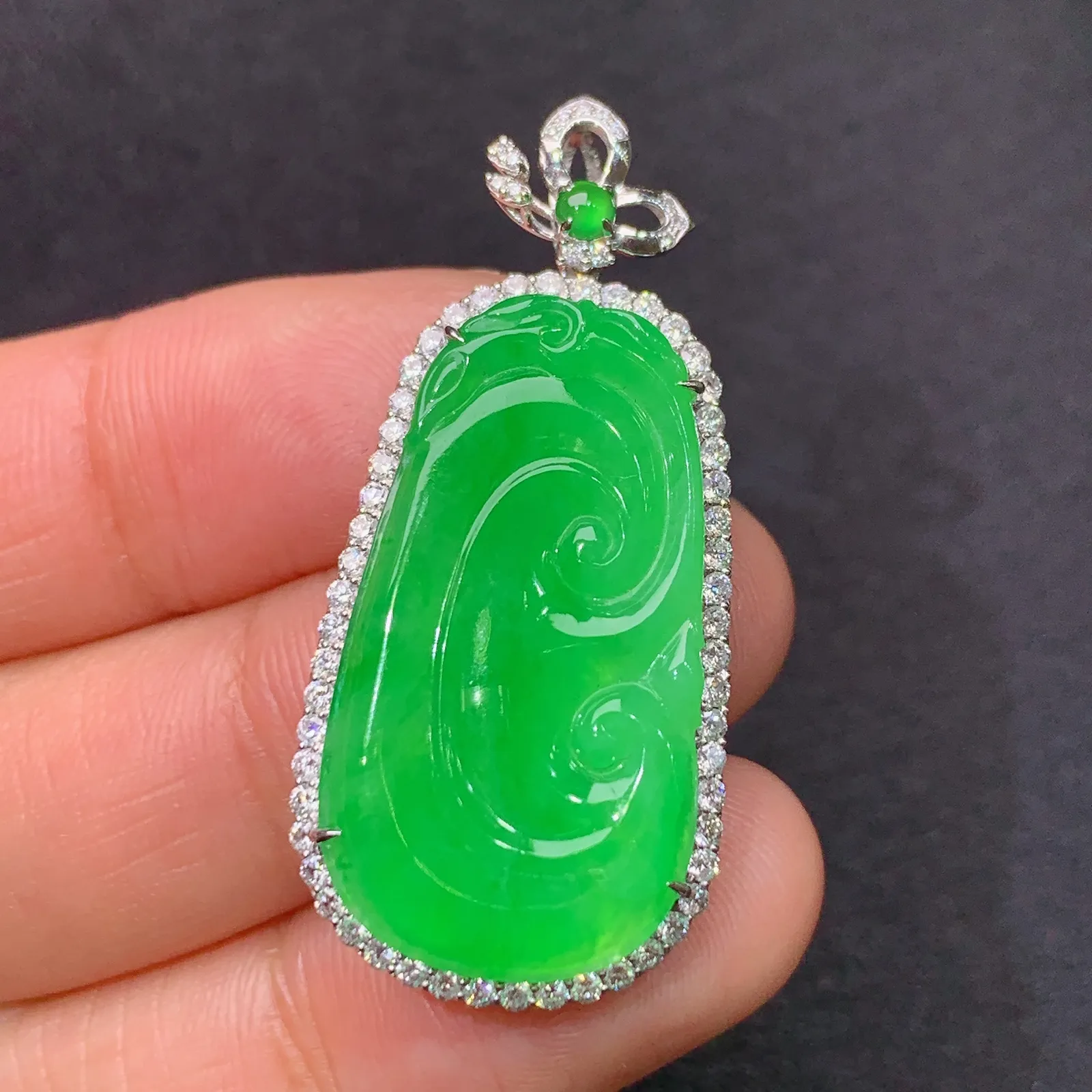 冰阳绿如意吊坠，18k金镶嵌，色泽鲜阳，冰润细腻，种水足，Di 尺寸38.7*17.9*5.3