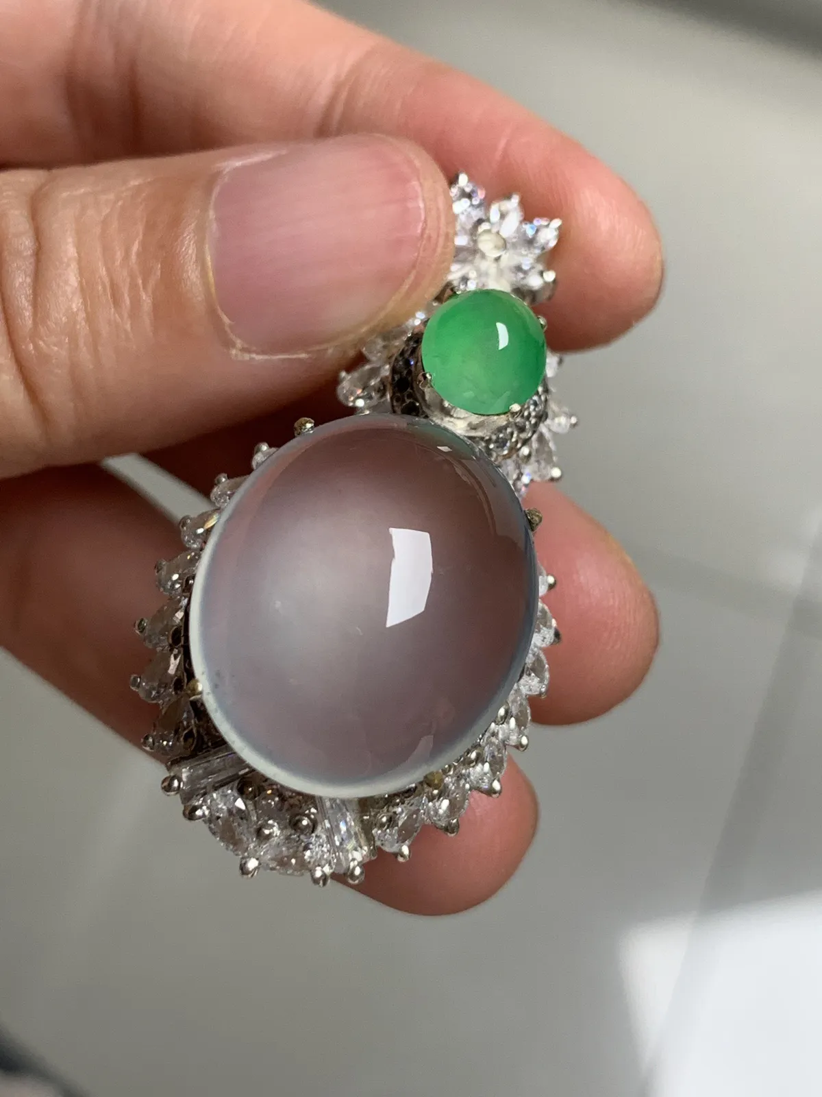 高冰鸽子蛋吊坠
无裂，老坑种强荧光，钢性十足饱满圆润