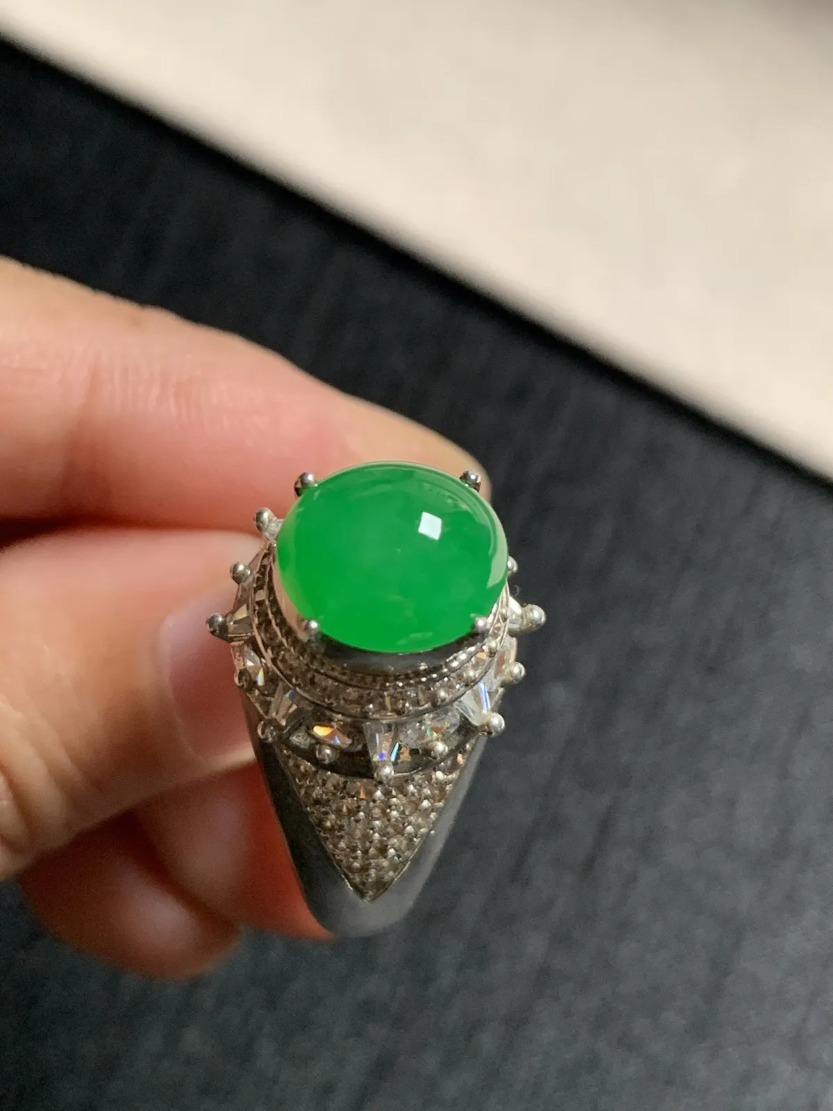 冰阳绿馒头戒面
无纹裂，种好色好品相好，色泽艳丽纯正，质地细腻水灵饱满圆润