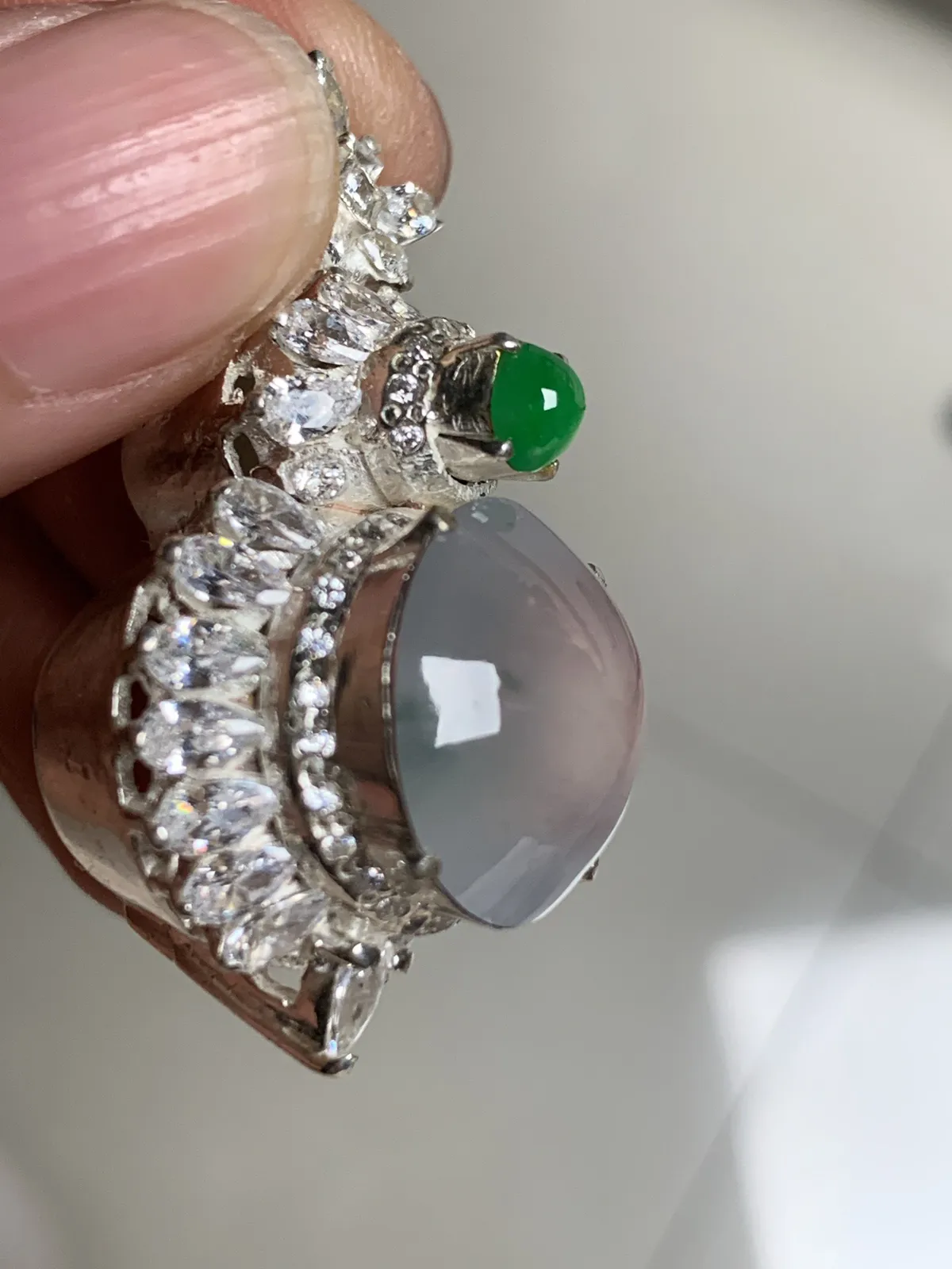 高冰飘花正圆吊坠
无纹裂，老坑种强荧光，钢性十足饱满圆润