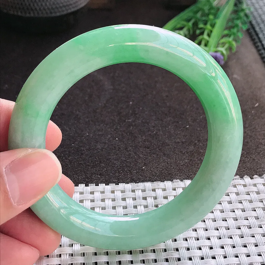 实拍A货翡翠54.8/12/11.7老坑精美温润满绿胖圆条手镯翡翠玉镯手环