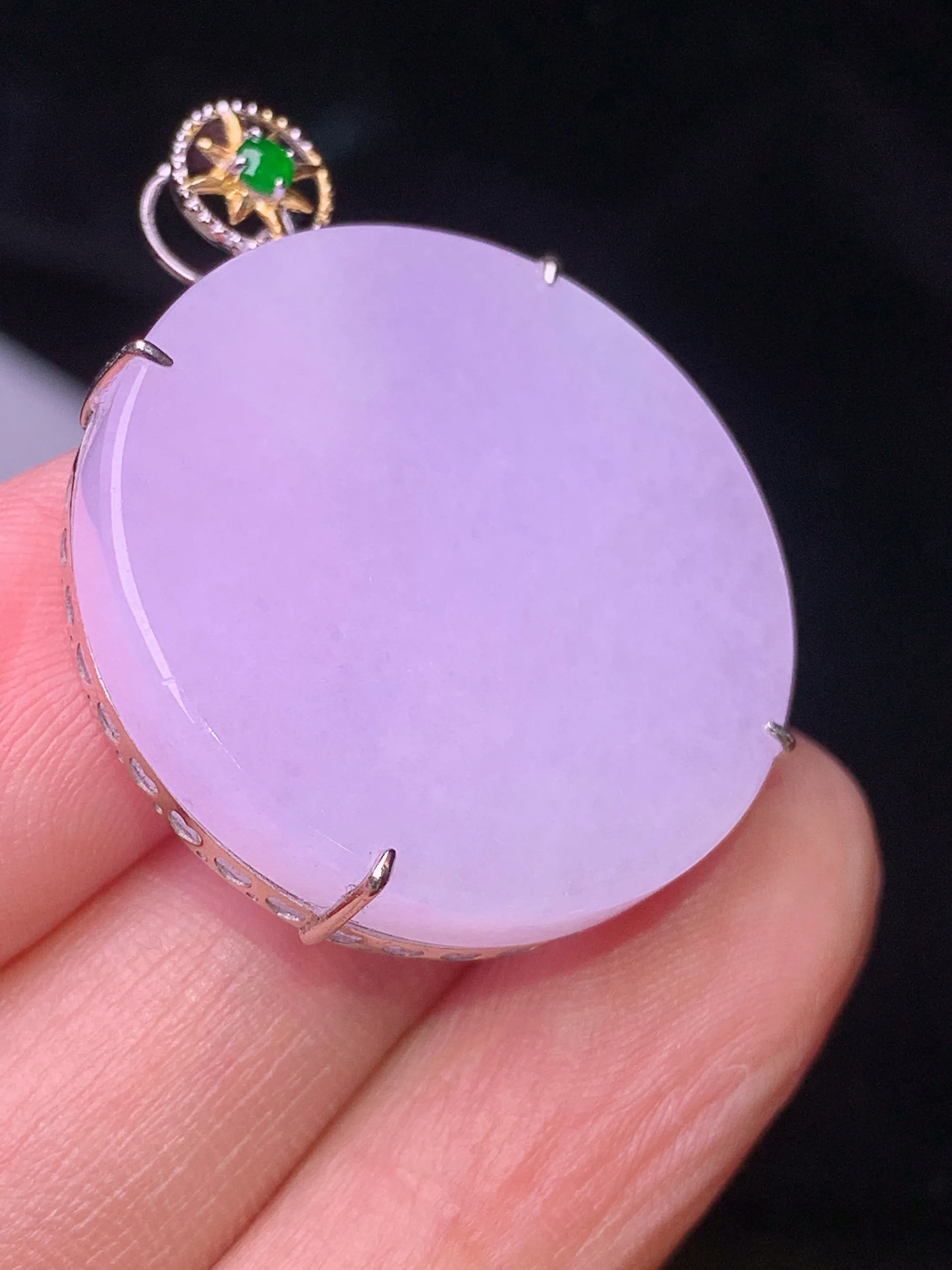 18k金镶嵌紫罗兰圆通吊坠 玉质细腻 色泽艳丽清新 整体尺寸33.5*26.8*5.7