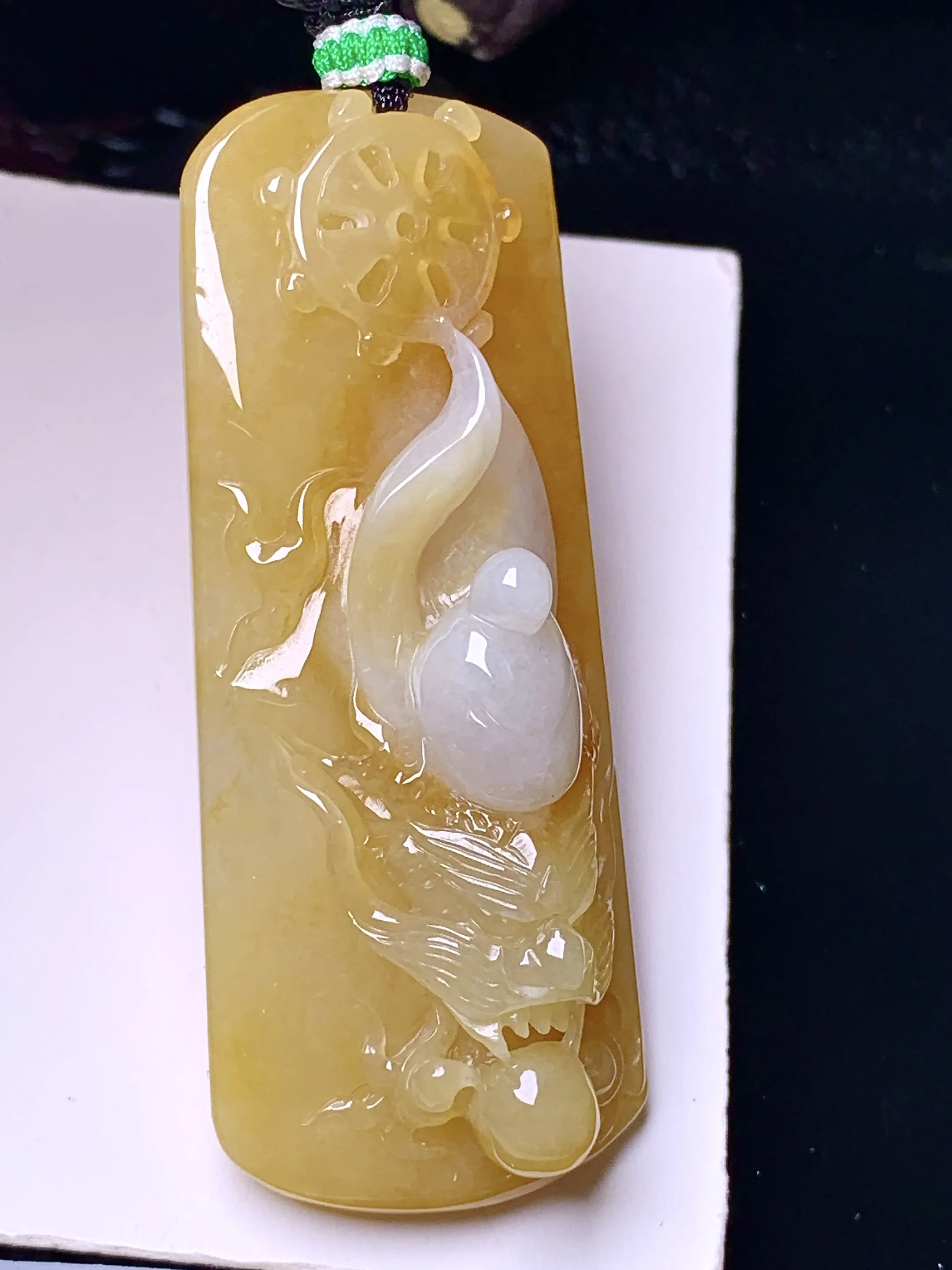 黄翡龙牌吊坠 玉质细腻 色泽艳丽清新 整体尺寸54.8*22.2*12