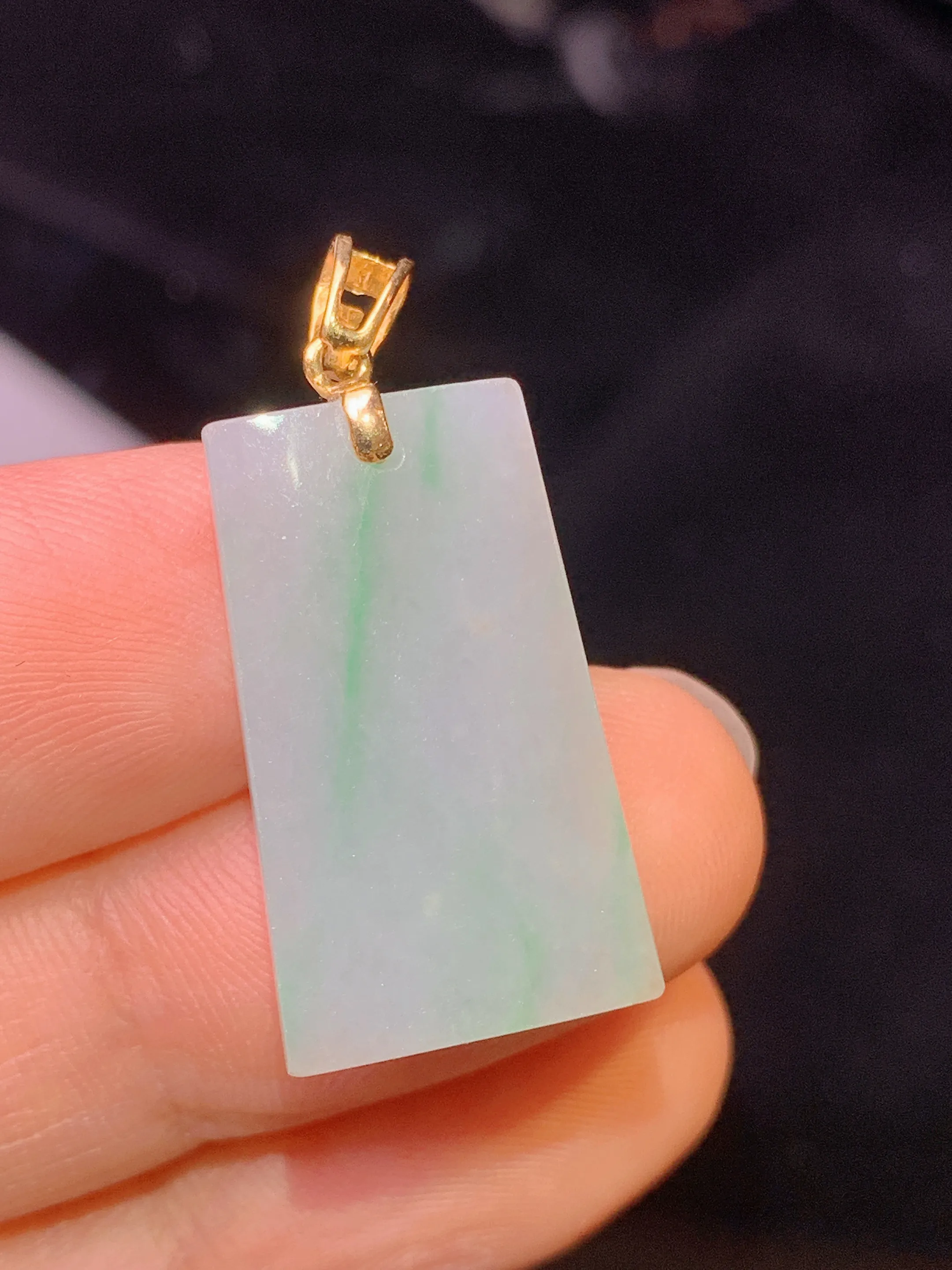 18k金镶嵌飘绿无事牌吊坠 玉质细腻 色泽艳丽清新 整体尺寸28.6*13.2*5.2