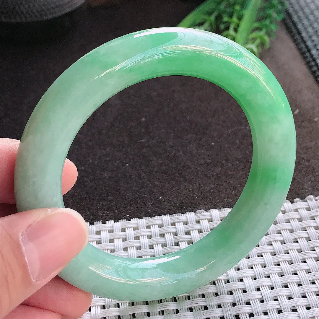 实拍A货翡翠54.8/12/11.7老坑精美温润满绿胖圆条手镯翡翠玉镯手环