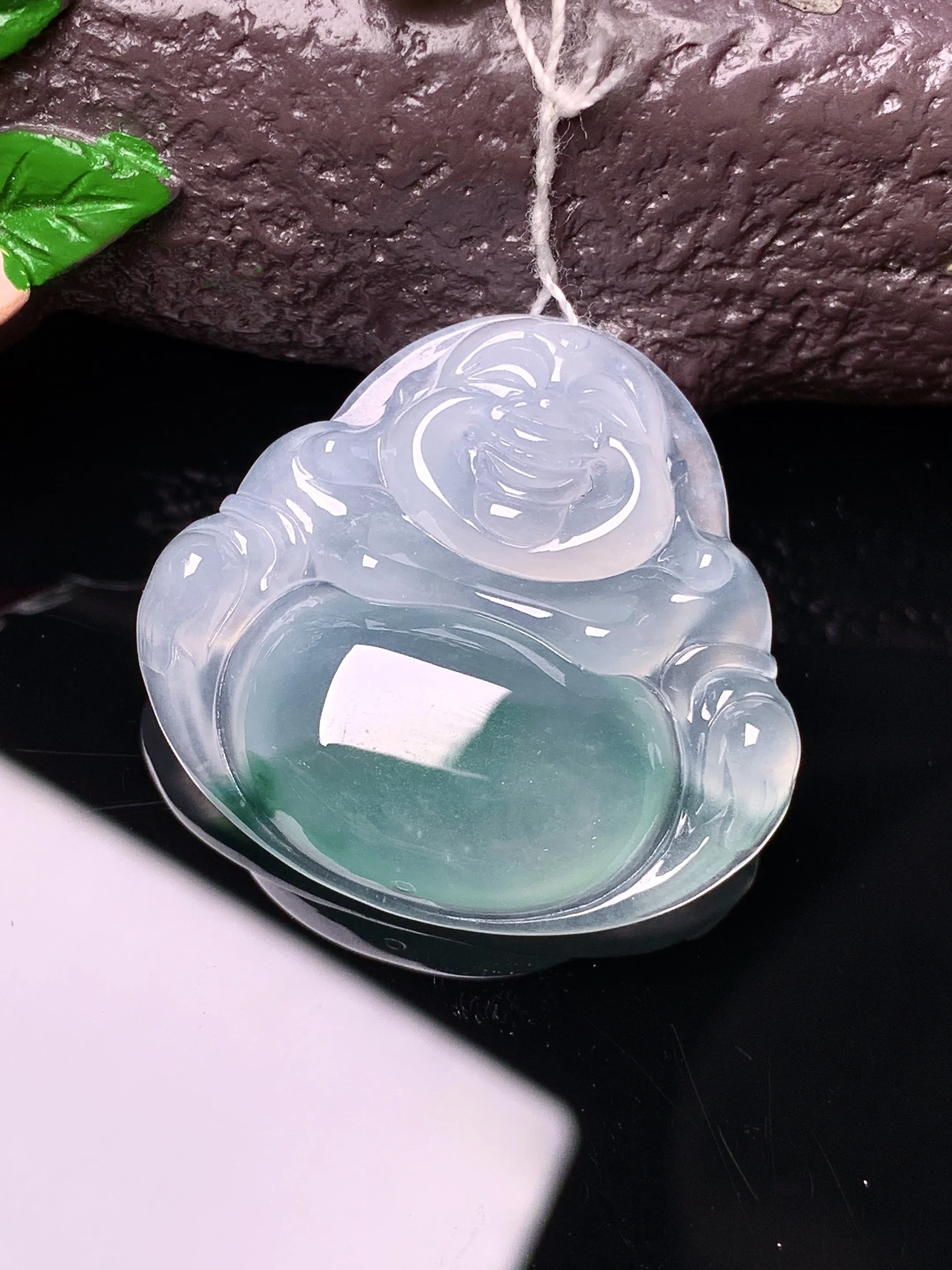 冰种飘绿佛公吊坠 玉质细腻 色泽艳丽清新 整体尺寸28.2*30.5*6.5