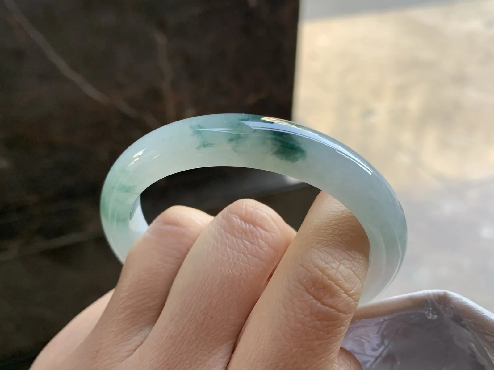 53-11-7.5

蓝花贵妃手镯^_^玉质温润 细腻 正圈51可以带