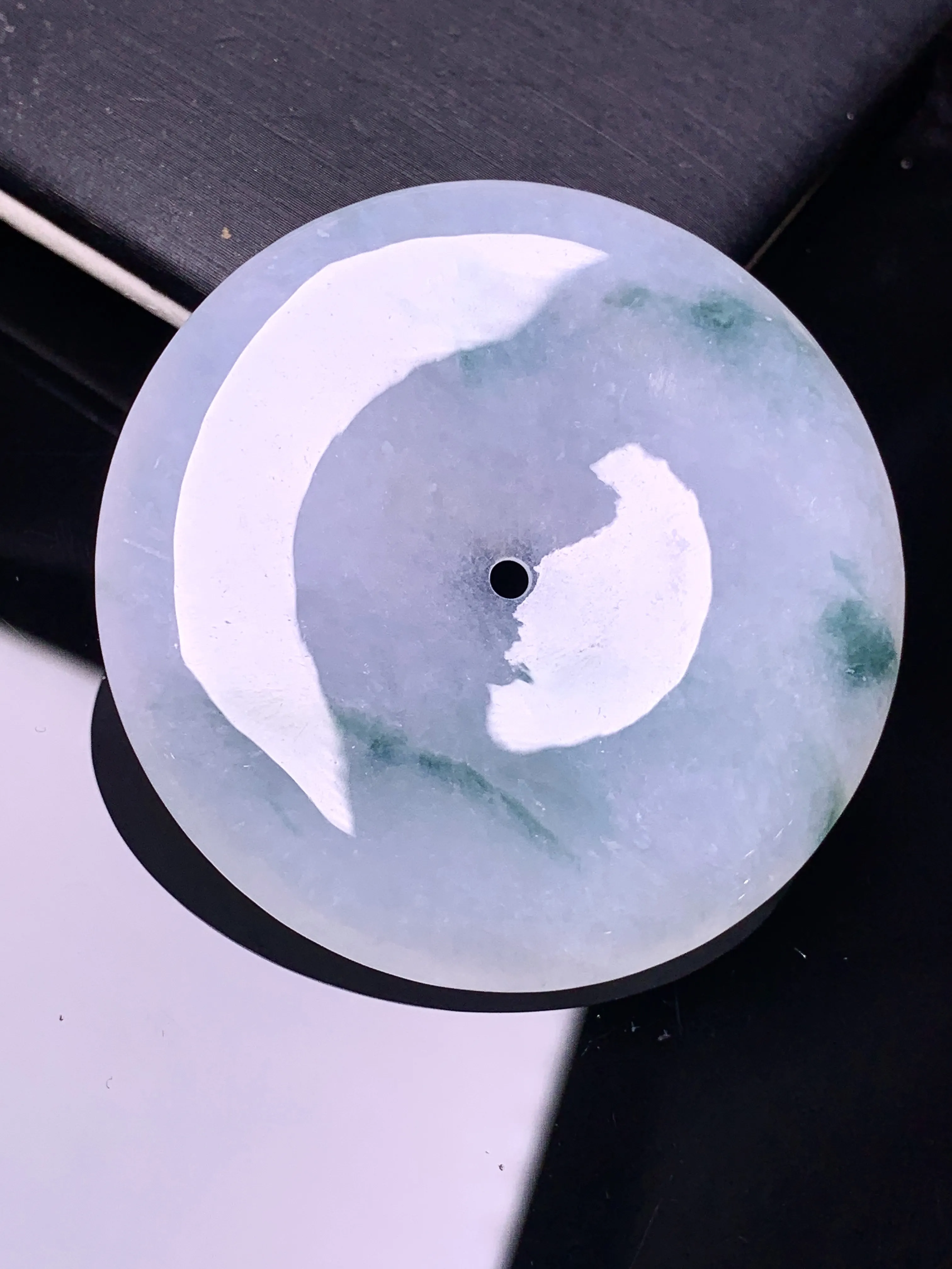 飘绿平安扣吊坠 玉质细腻 色泽艳丽清新 整体尺寸43.2*6