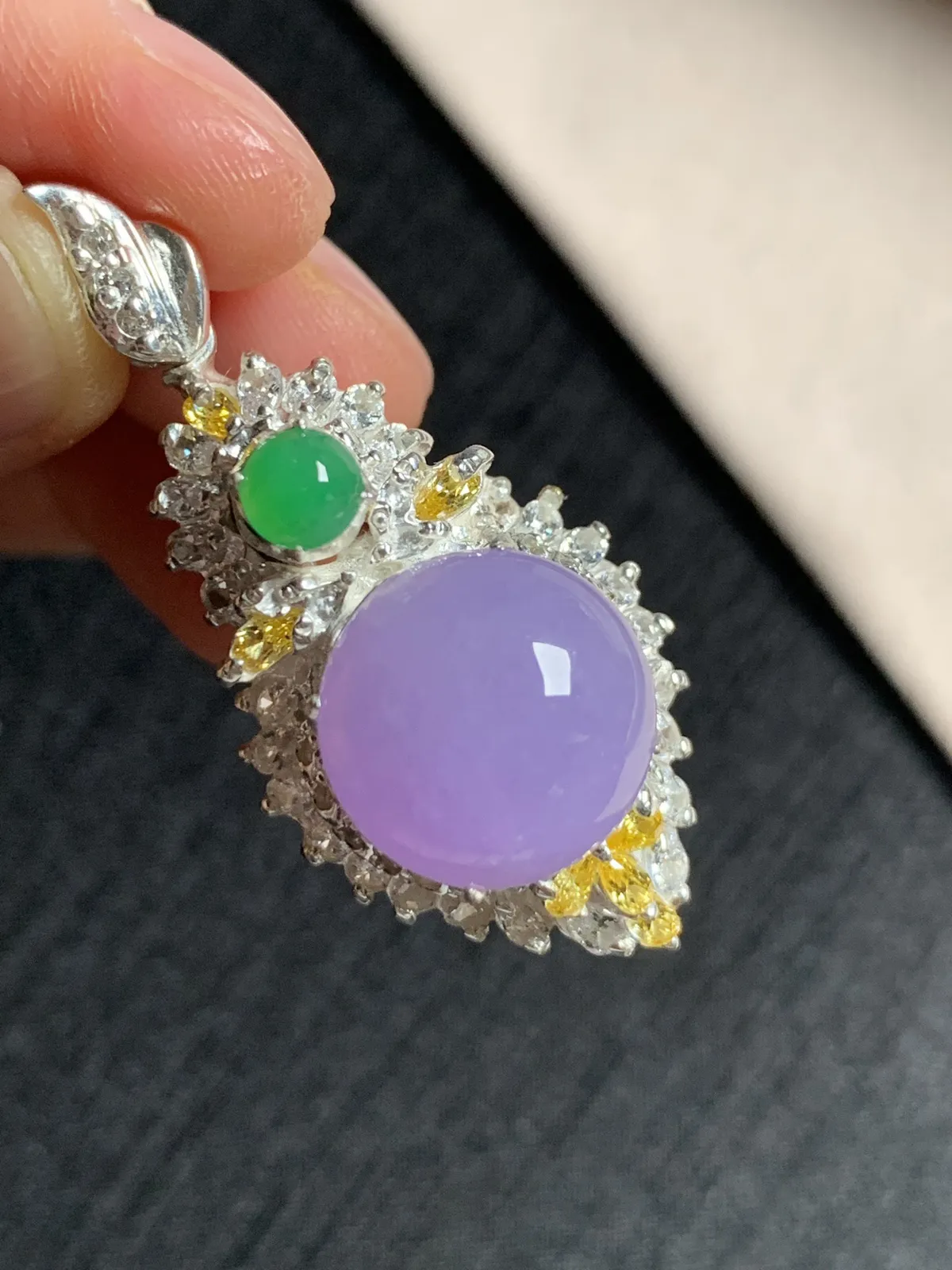 冰种紫罗兰正圆馒头吊坠，樱花紫，粉紫
无纹裂，种好色美品相好，色泽浓郁艳丽，