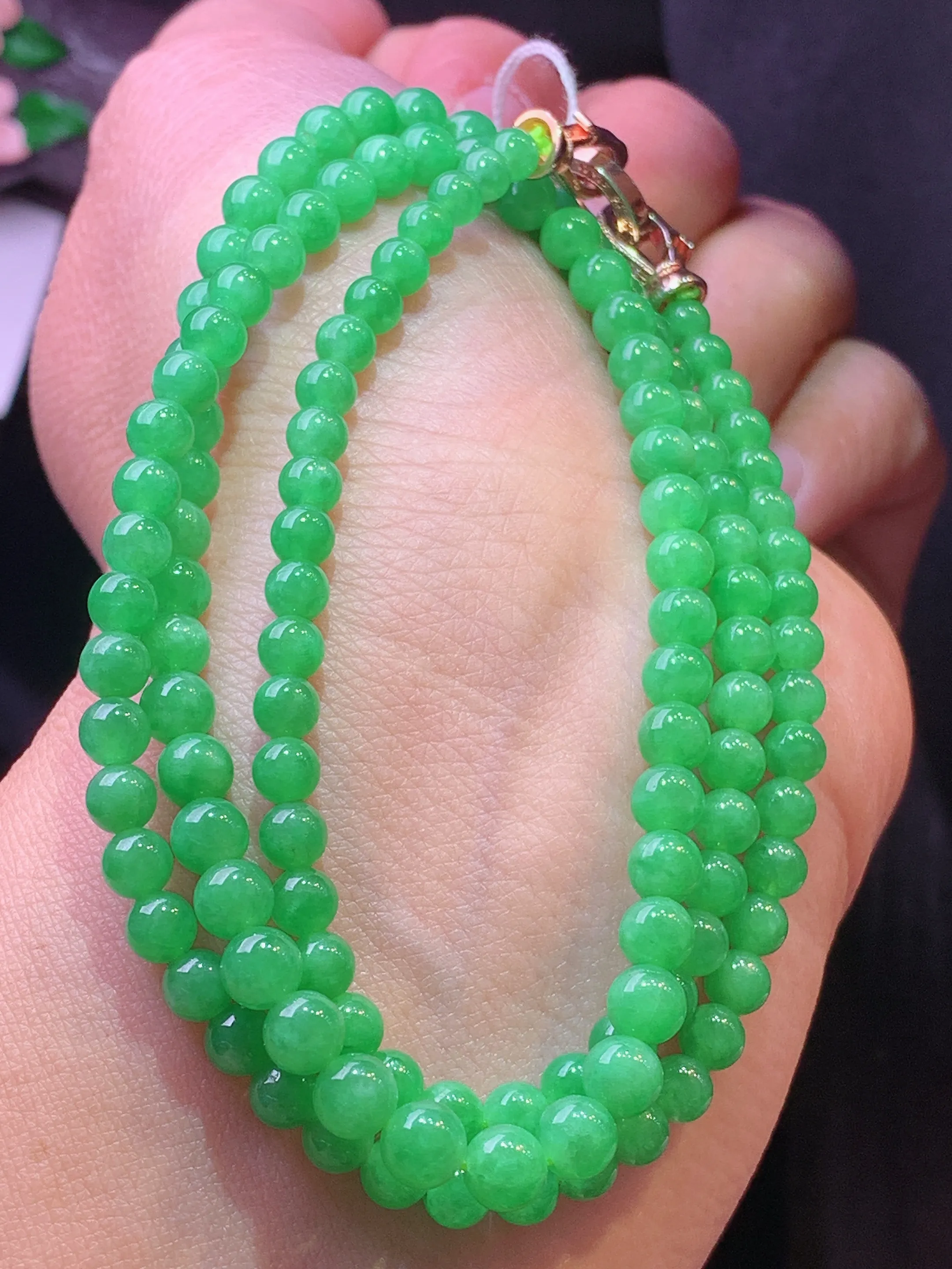 翠绿圆珠项链 玉质细腻 色泽艳丽清新 整体尺寸5