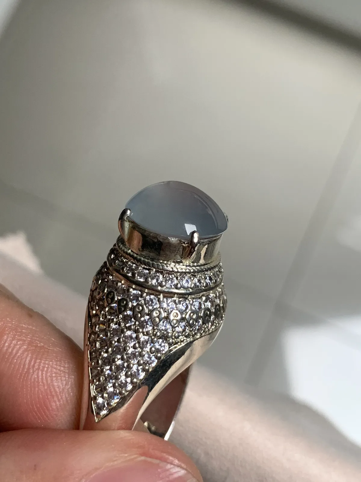 冰种圆戒面
无纹裂，老坑种冰透水灵饱满圆润