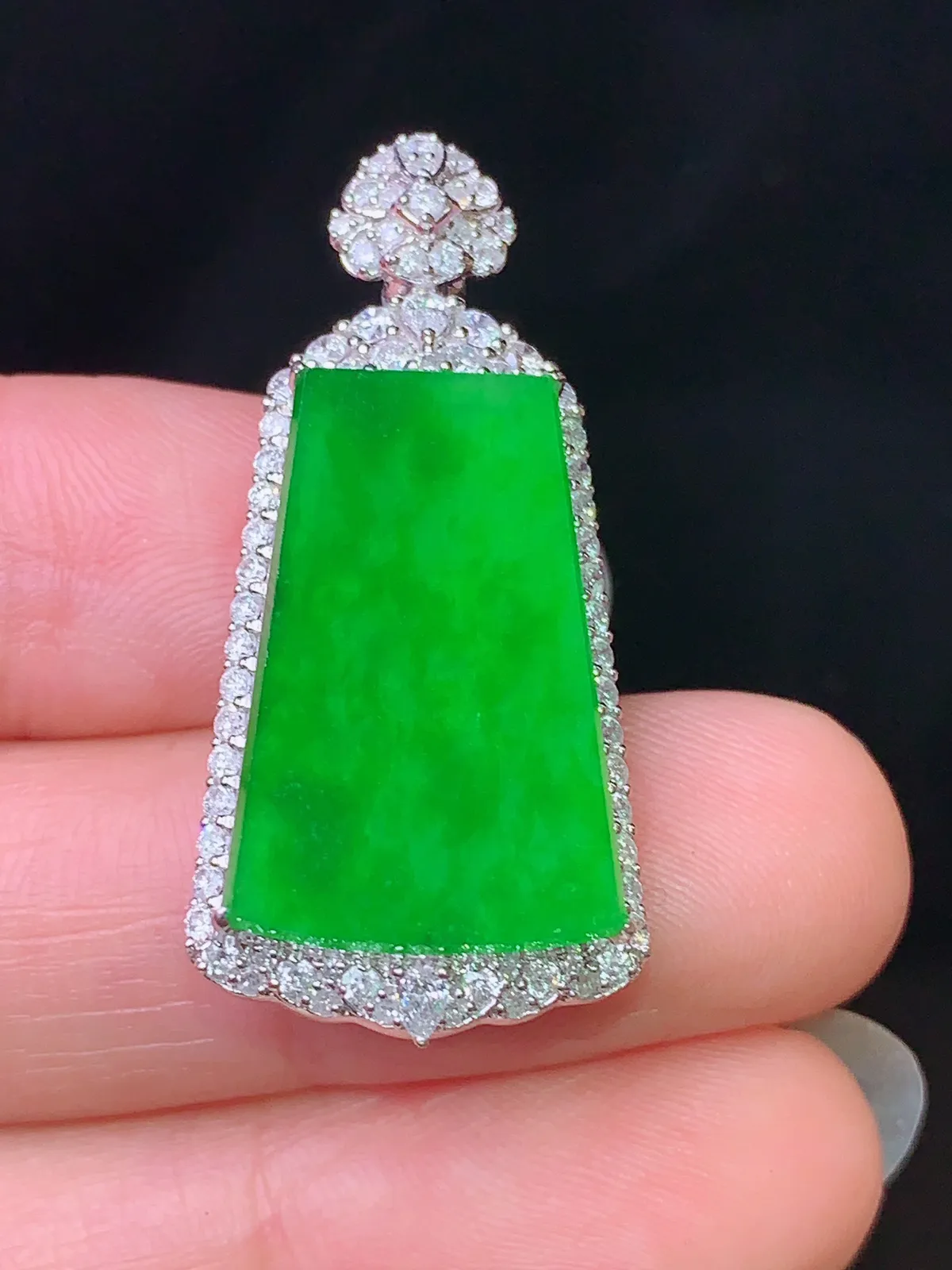 18k金钻镶嵌翠绿无事牌吊坠 玉质细腻 色泽艳丽  整体尺寸35.5*16.1*7.7