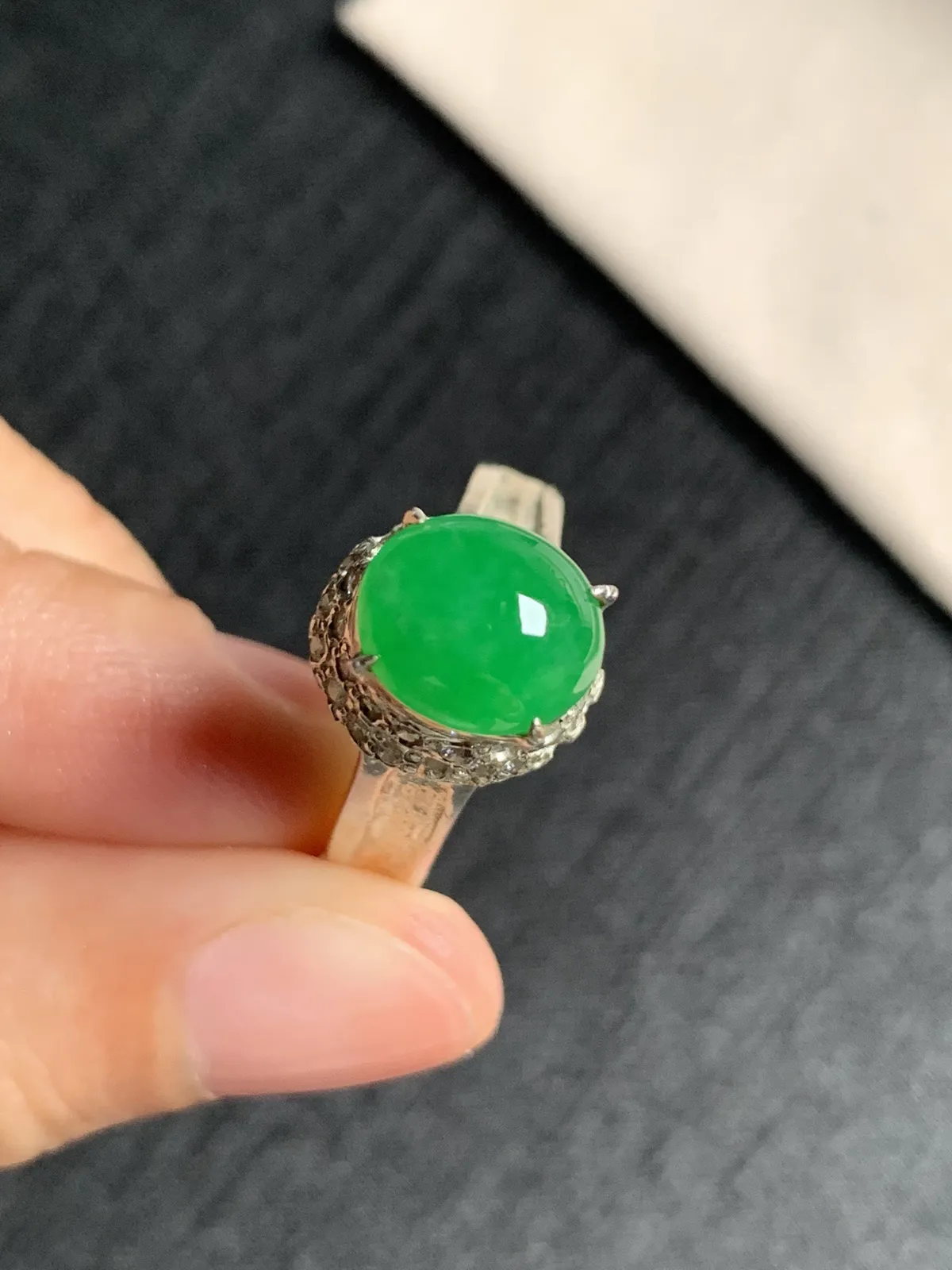 阳绿戒面
无纹裂，种好色好品相好，色泽艳丽纯正，质地细腻水灵