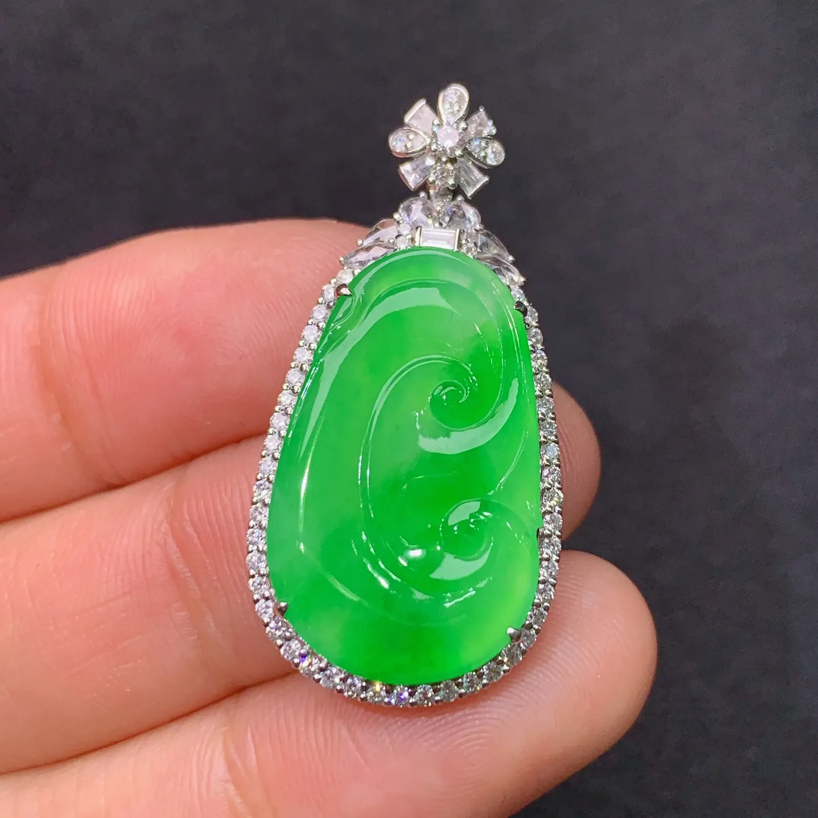 冰阳绿如意吊坠，18k金镶嵌，色泽鲜阳，冰润细腻，种水足 Di 尺寸34.1*16.8*5.6