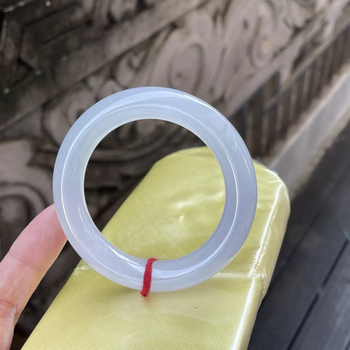 54圆条，白月光，
冰透的白清润似羊脂，素净的镯体无一丝杂色，宛若山间初融的雪水凝成的环，简约又雅致～