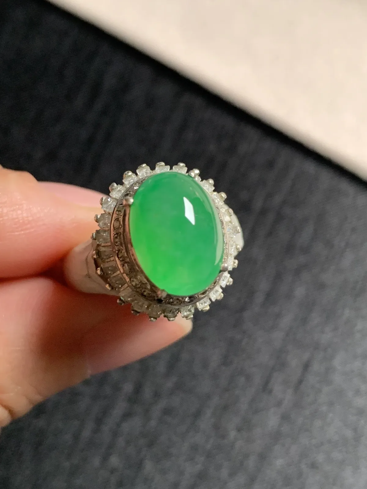 冰阳绿戒面
无纹裂，种好色好品相好，颜色鲜艳明亮，老坑种冰透水灵饱满圆润