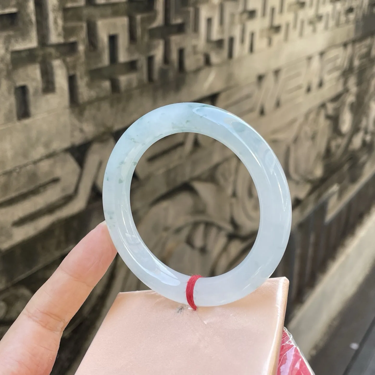 54圆条，飘花，
清辉漫染玉镯环，飘花点点映流光，皓腕携来云水闲～