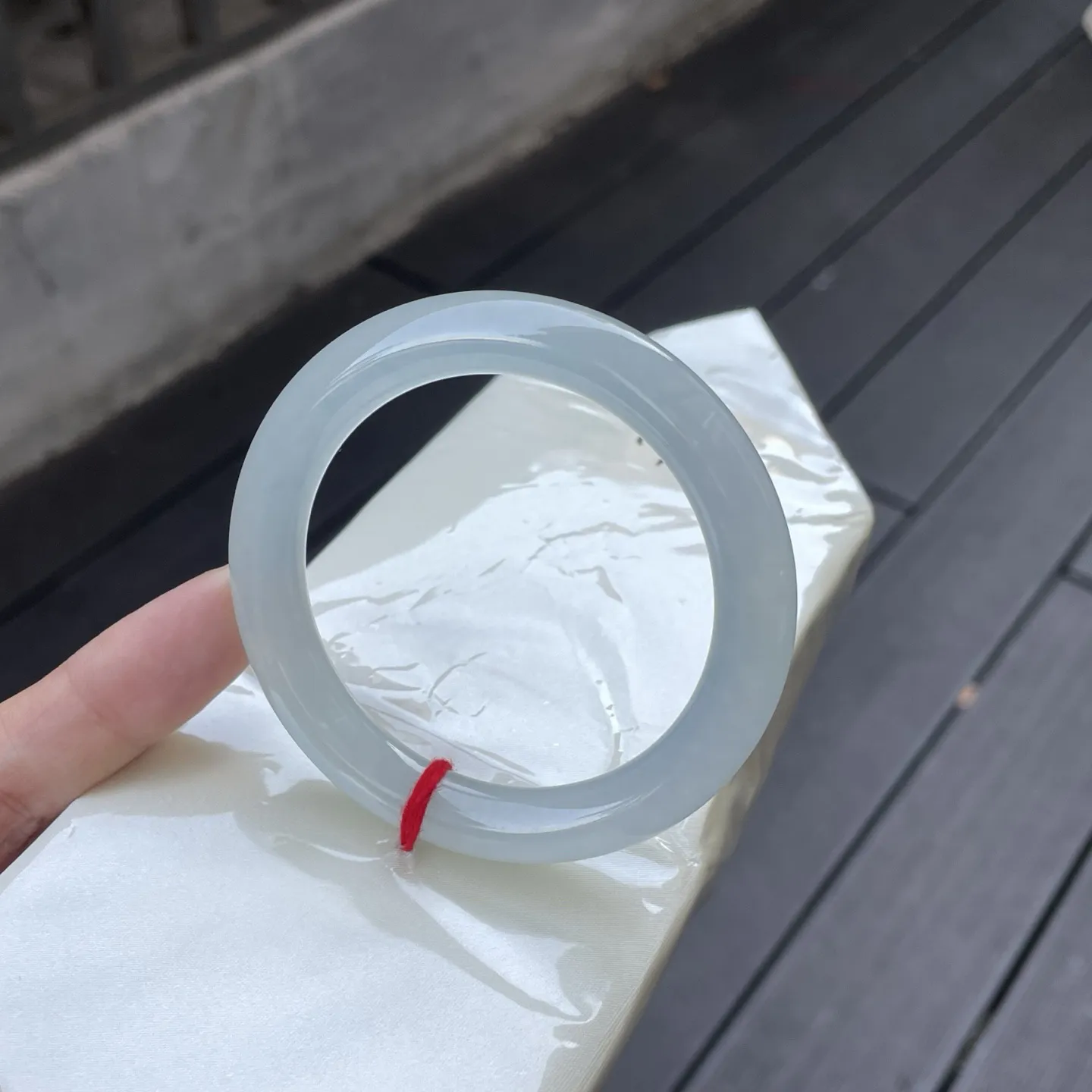 53+圆条，白月光，
玉镯圆融若初升晓月，质地通透如薄冰含雾，一抹浅青灰调衬得腕间温婉如诗～