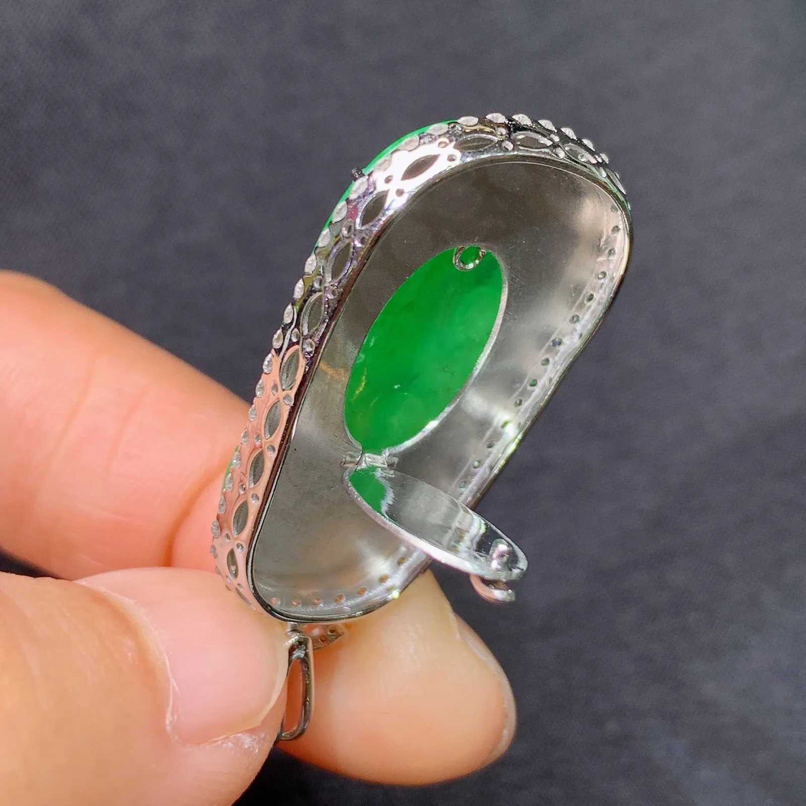 冰阳绿如意吊坠，18k金镶嵌，色泽鲜阳，冰润细腻，种水足，Di 尺寸38.7*17.9*5.3