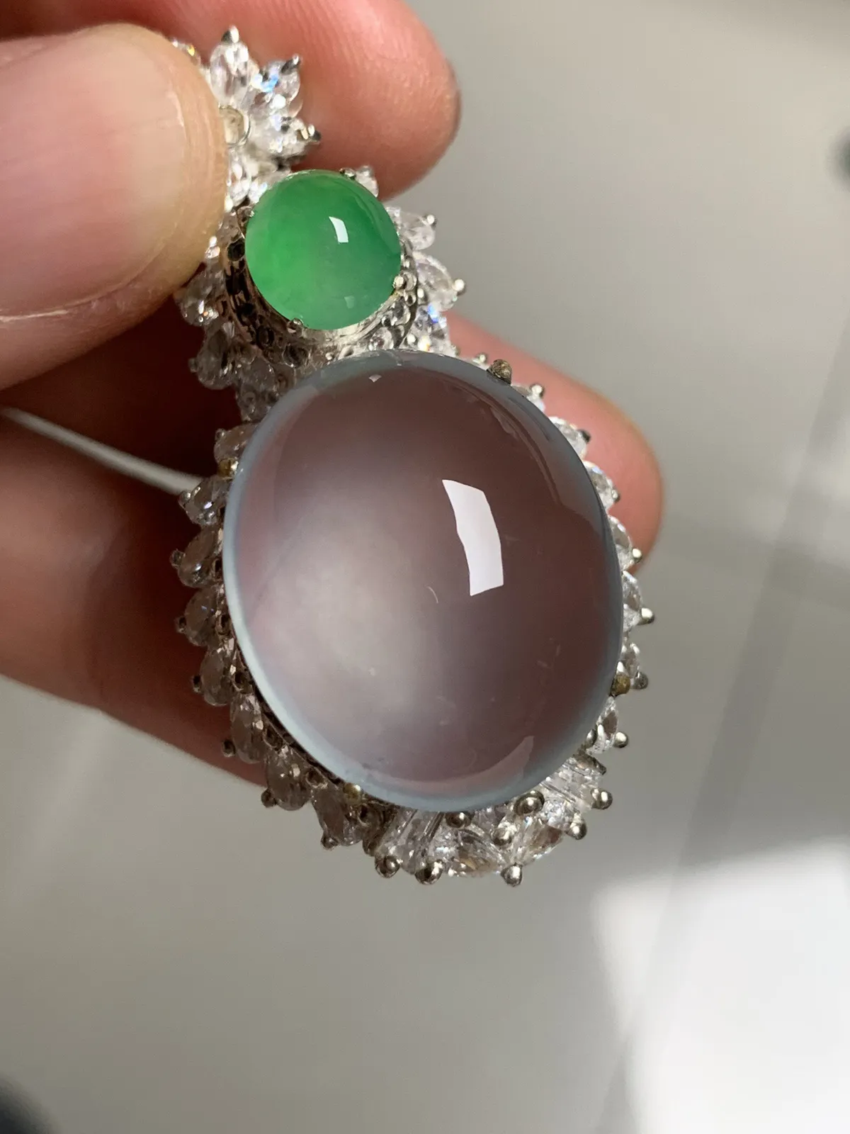 高冰鸽子蛋吊坠
无裂，老坑种强荧光，钢性十足饱满圆润