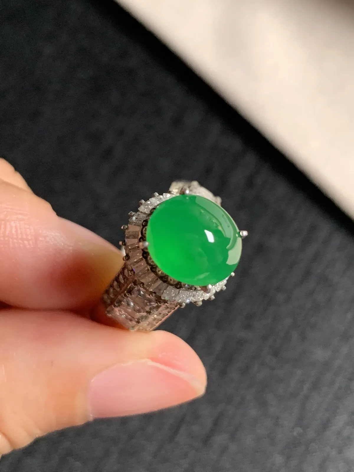 高冰辣阳绿馒头戒面
无纹裂，种好色好品相好，色泽浓郁艳丽，老坑种冰透水灵饱满圆润