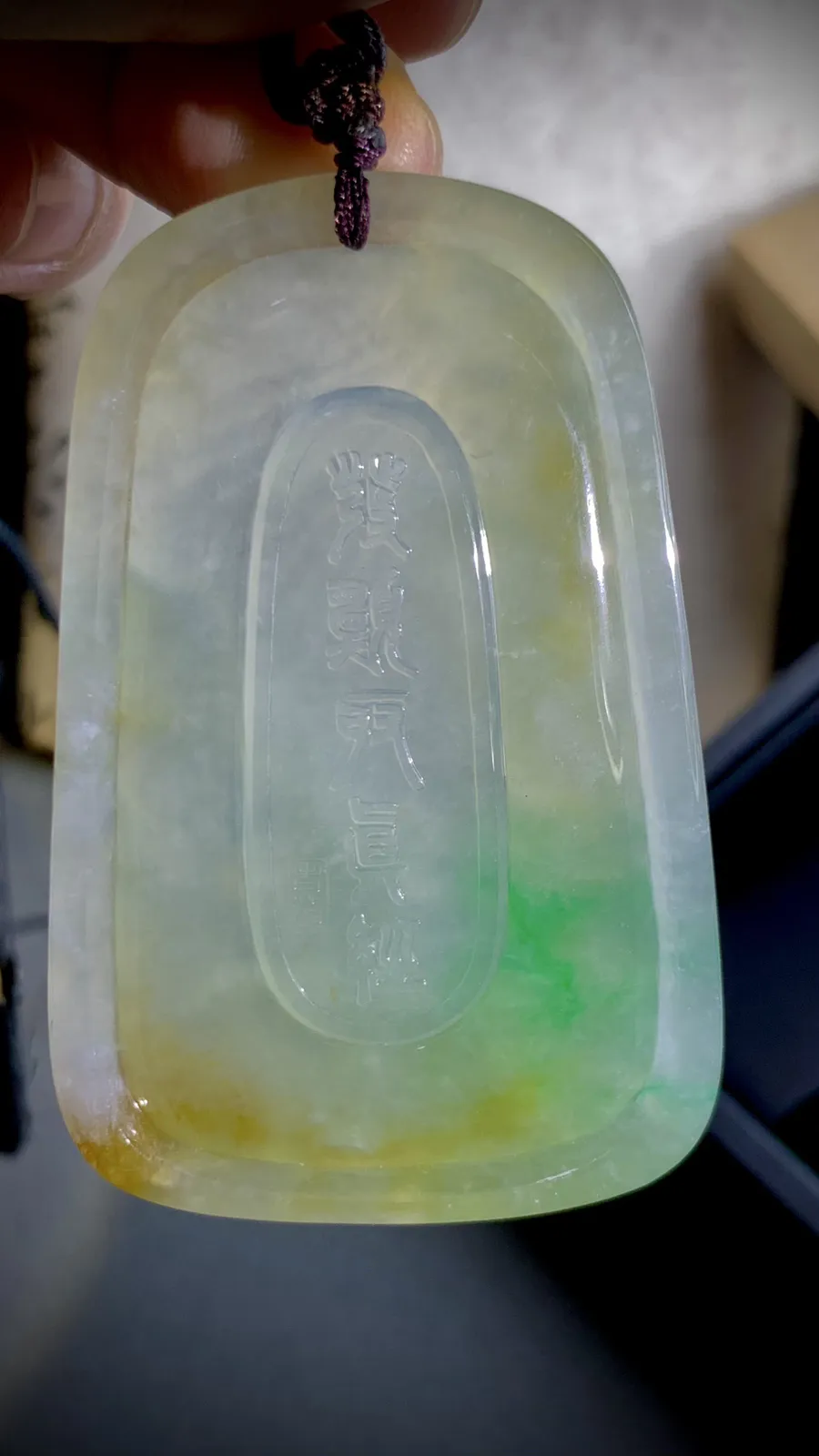 【许愿取真经】，老蒋玉雕艺术作品，
巧用冰种黄加绿翡翠的色彩与质地，雕刻出唐僧立志取经的场景，人物惟妙惟肖，把“坚定信念、不畏艰险、终成正果”的取经精神融入玉雕之中。
69-46-11.5mm，含绳65g