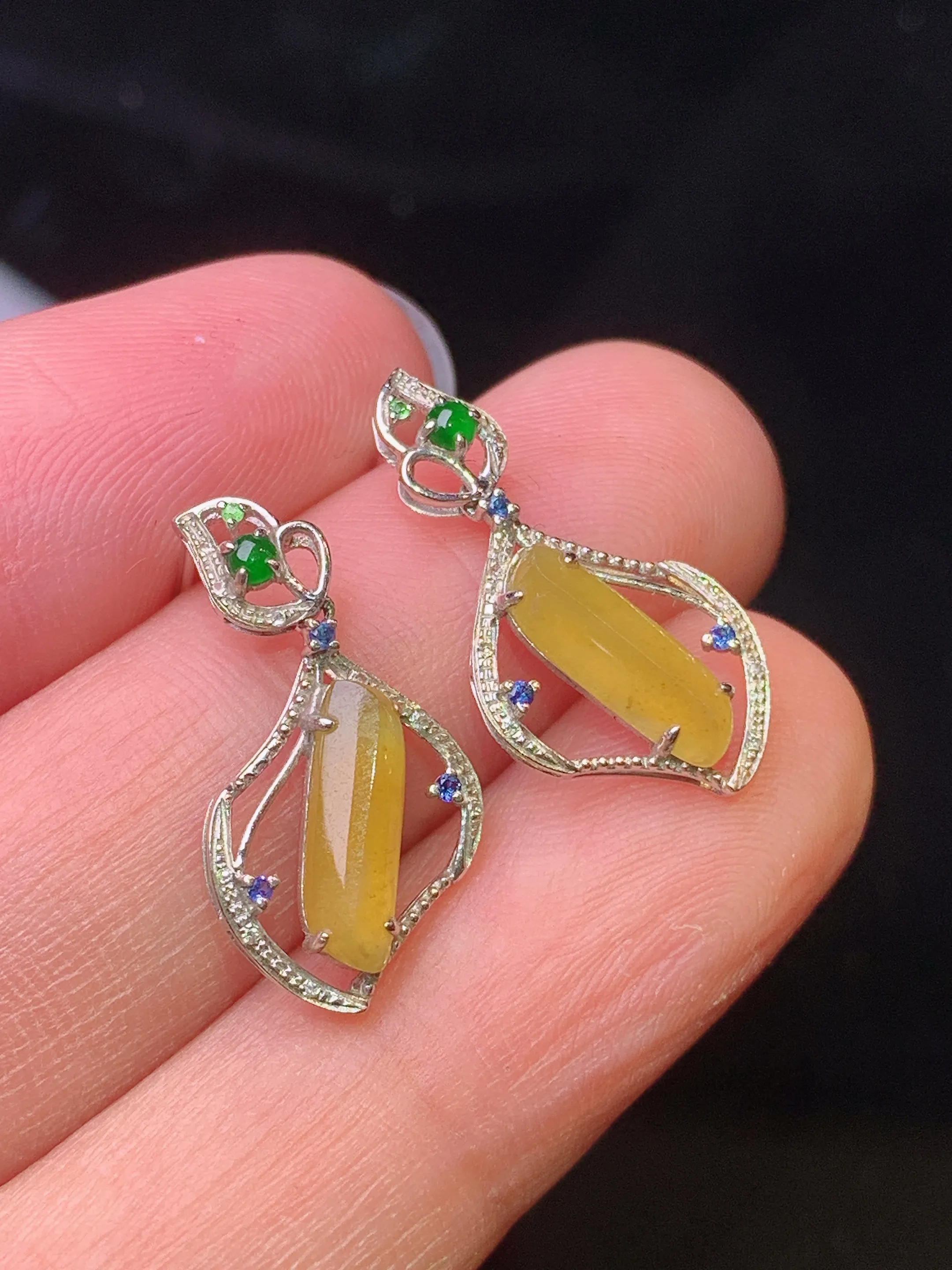 18k金钻镶嵌黄翡随形耳钉 玉质细腻 色泽艳丽清新 整体尺寸20.8*10*3.5