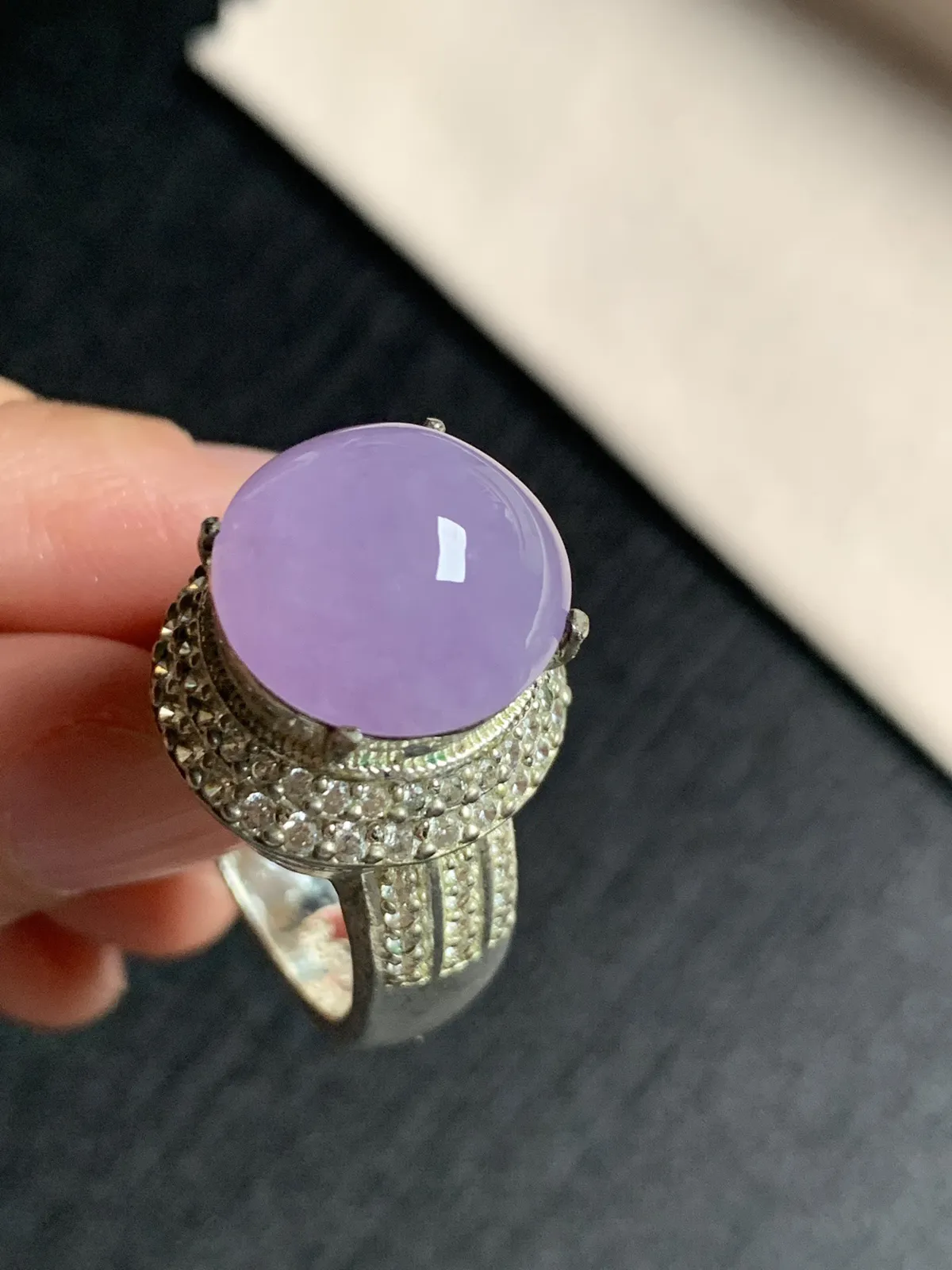 冰种紫罗兰馒头戒面，樱花紫粉紫
无裂，种好色美品相好，颜色鲜艳甜美，冰透水灵饱满圆润